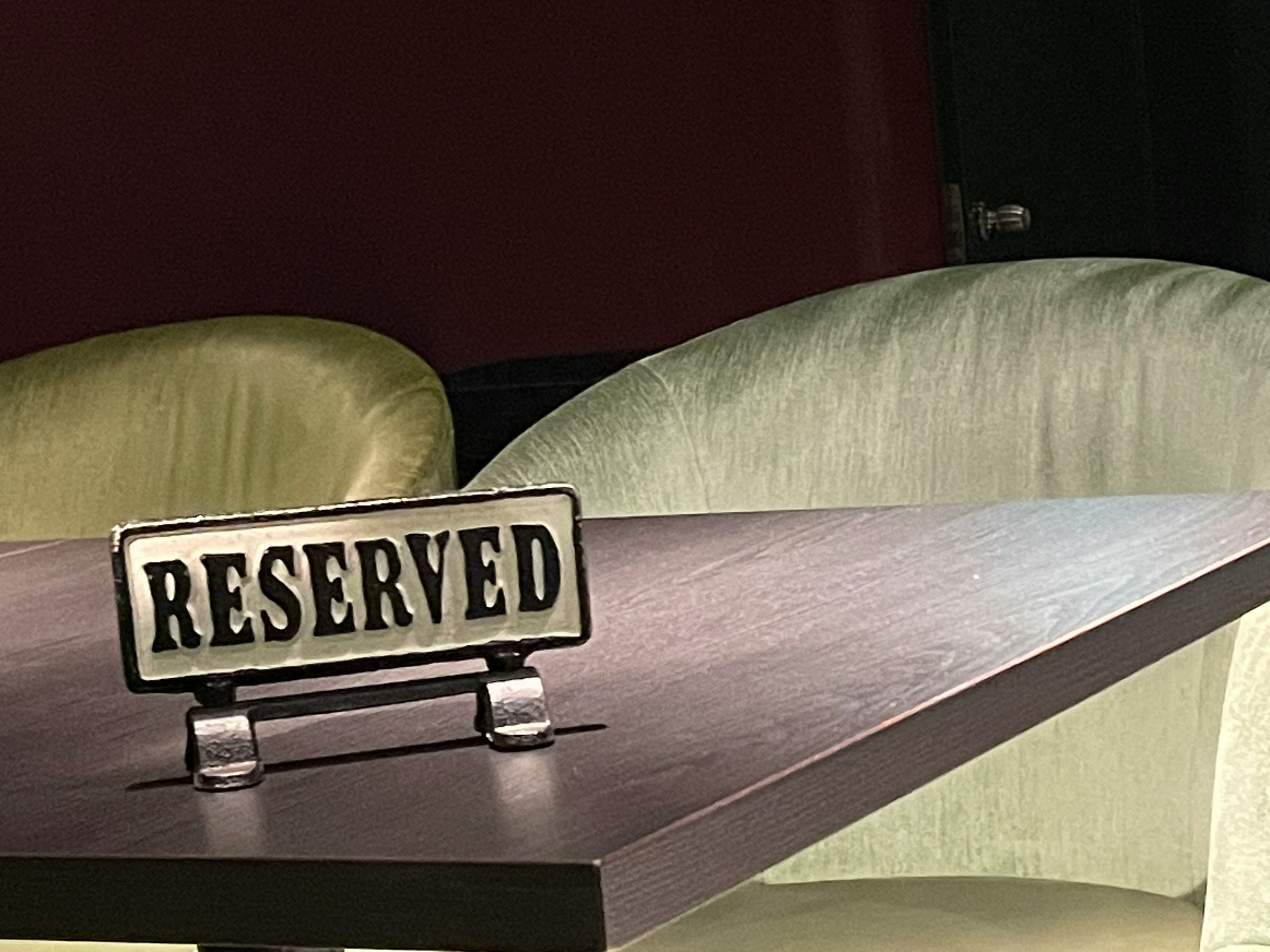 「RESERVED」札のある椅子席の室内空間