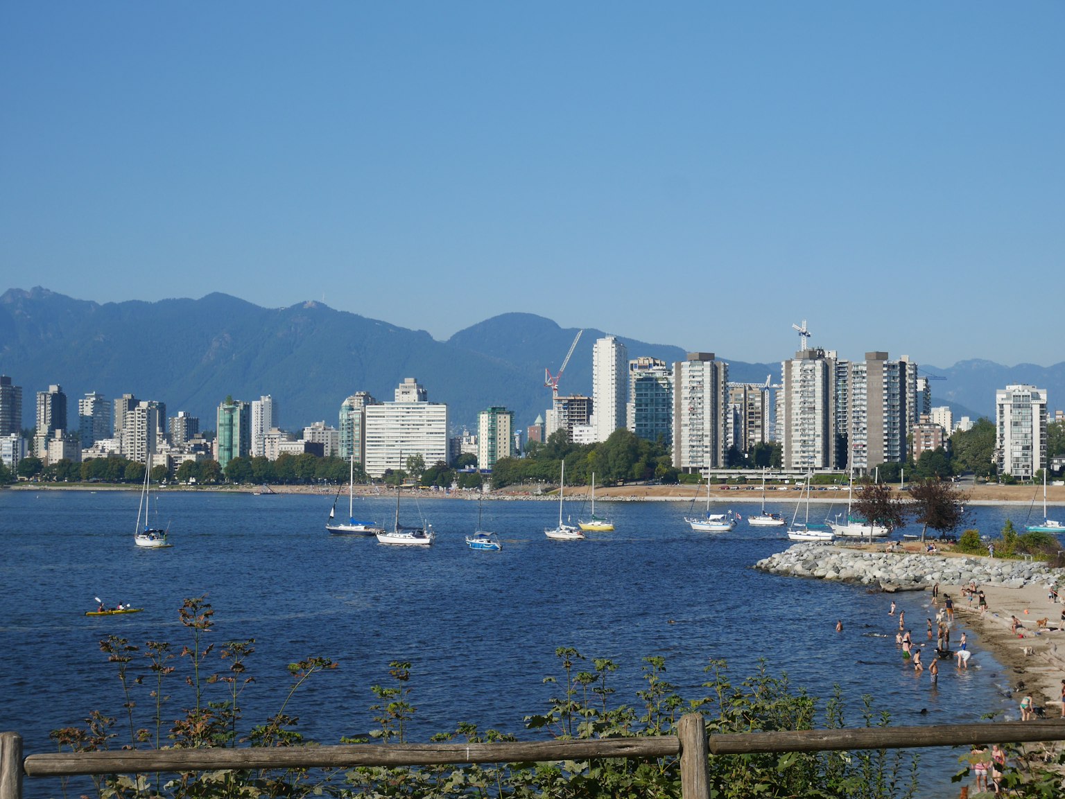 Đường chân trời Vancouver với bờ biển và thuyền buồm dưới bầu trời xanh trong