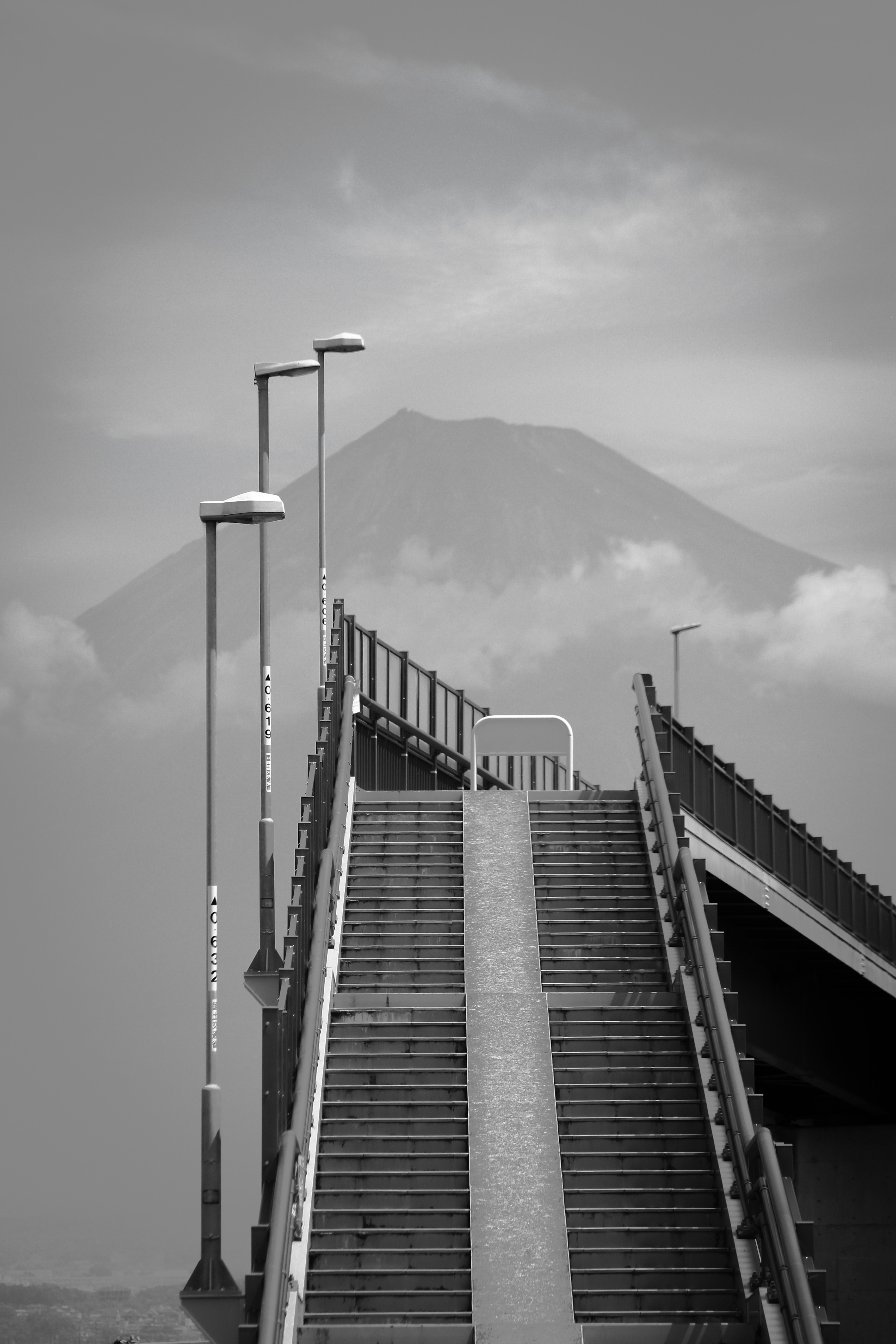 雲の下で富士山へ続く階段のある展望デッキ