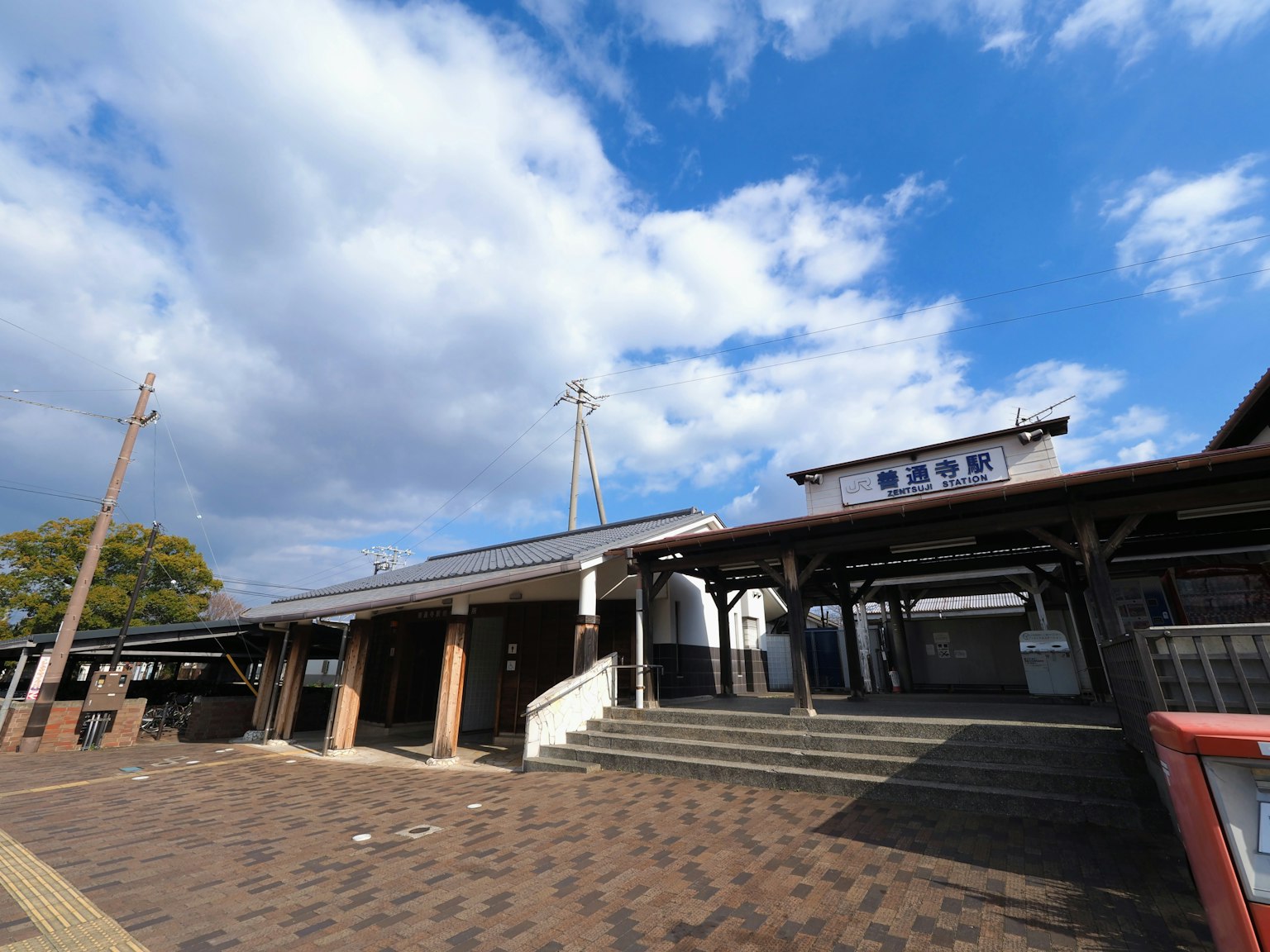 ทัศนียภาพภายนอกสถานีรถไฟภายใต้ท้องฟ้าสีฟ้า