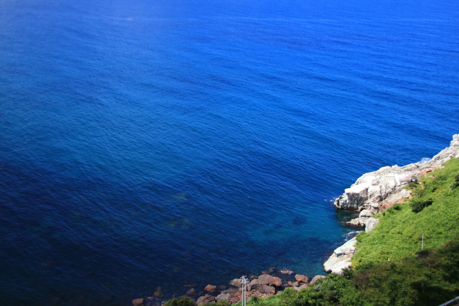 蓝色海洋和岩石海岸的风景