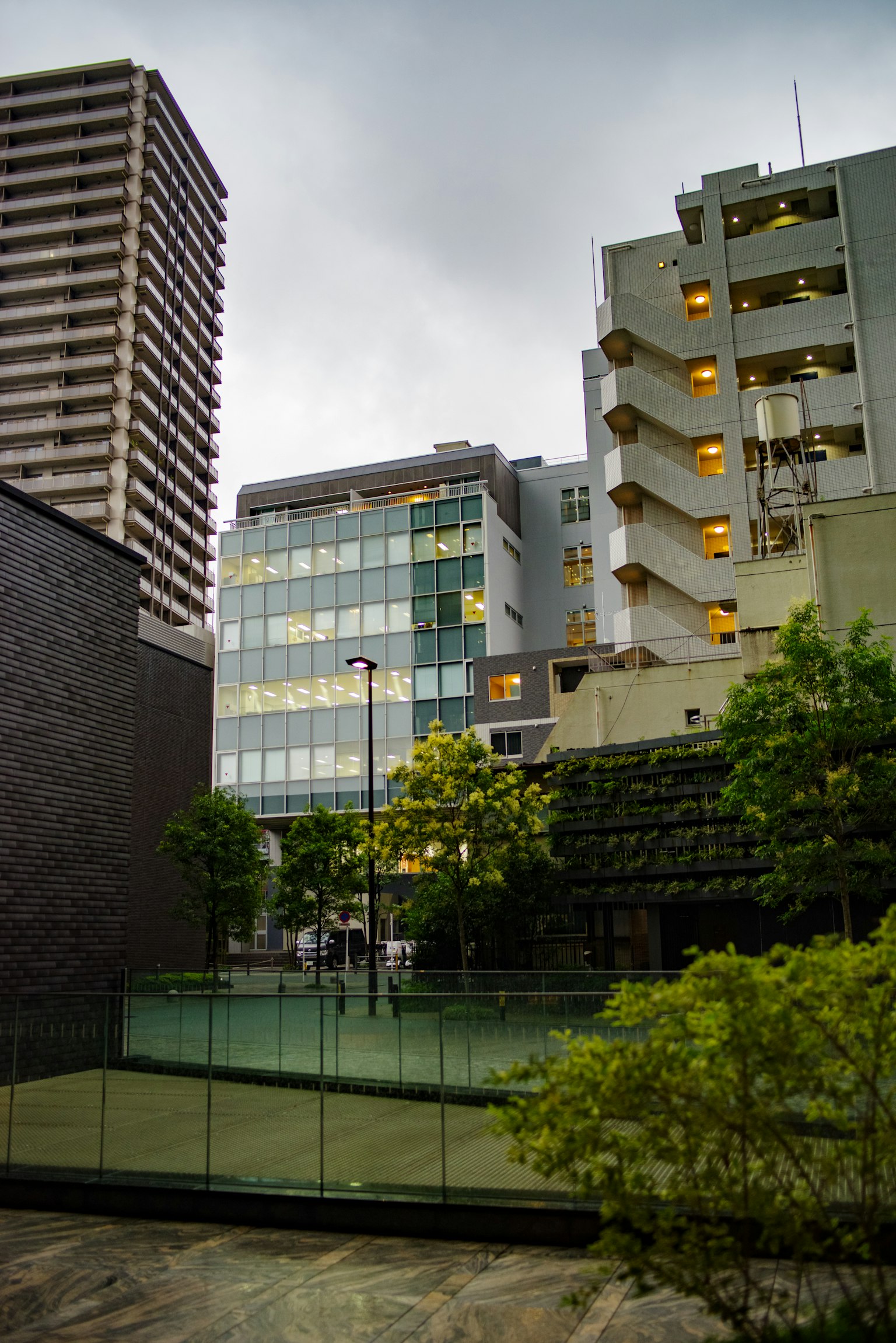 Paisaje urbano con edificios modernos y vegetación