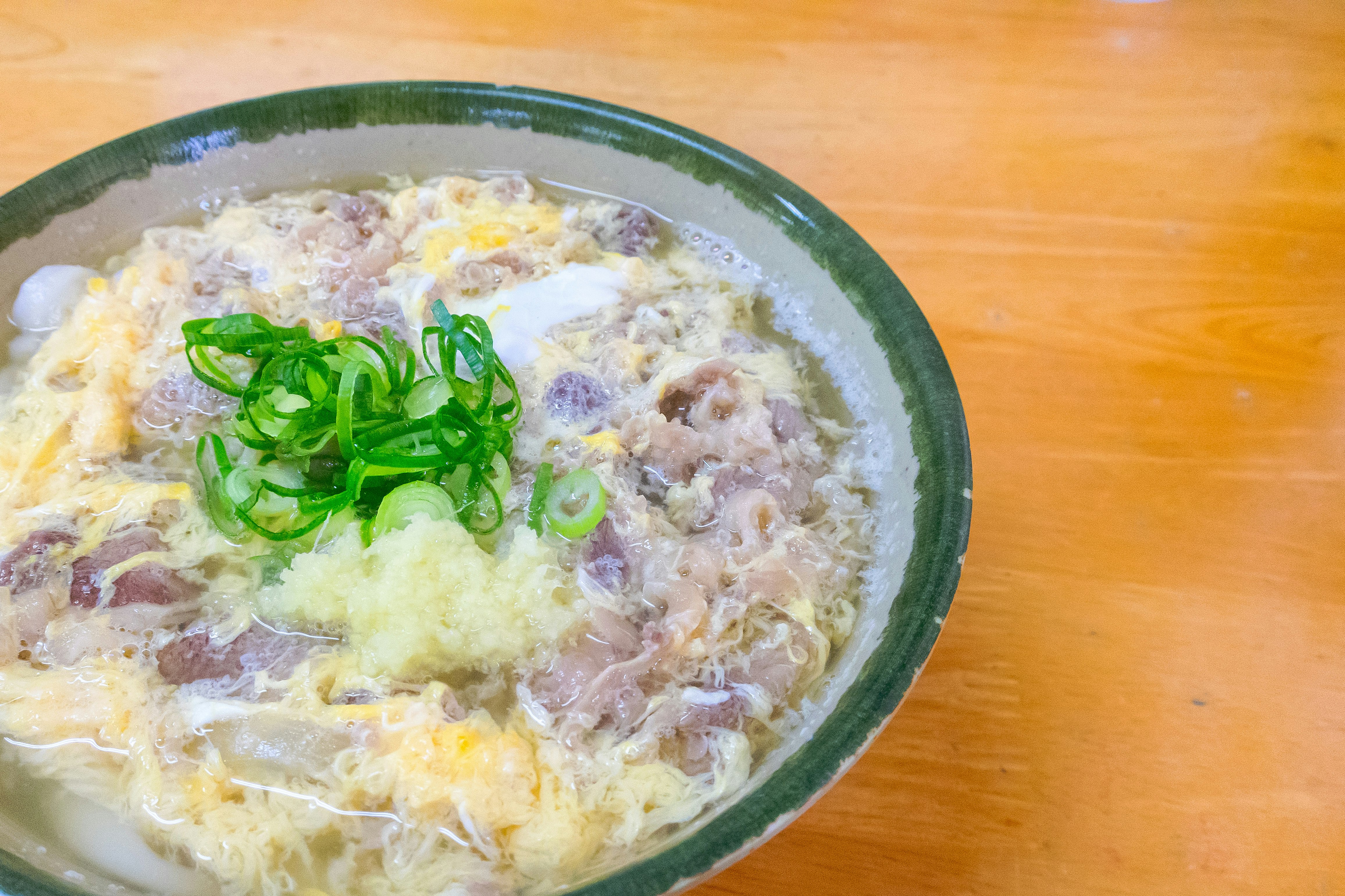 bol de ramen aux oignons verts et au gingembre sur une table en bois image