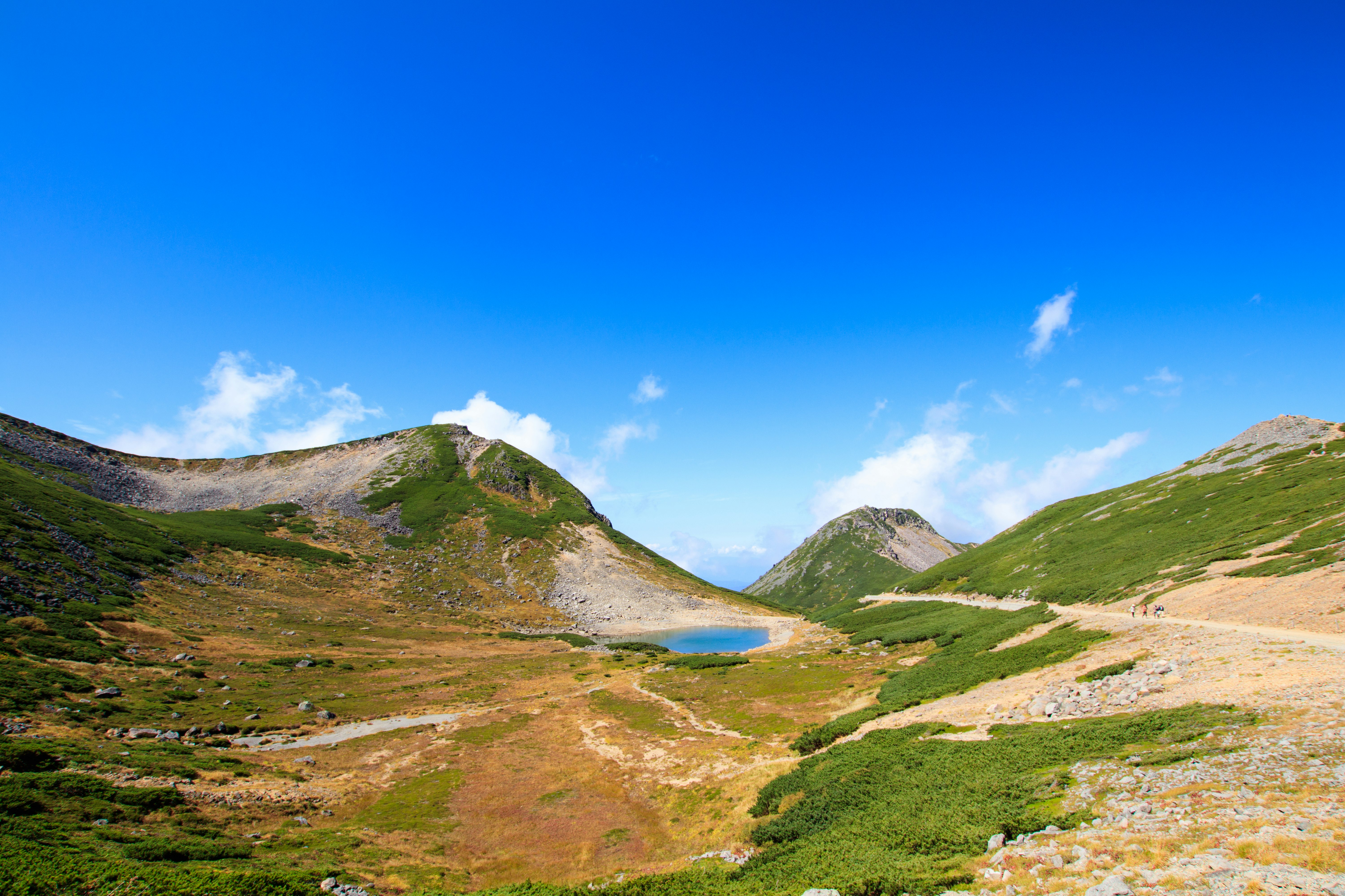 山あいの緑の谷と小川の風景