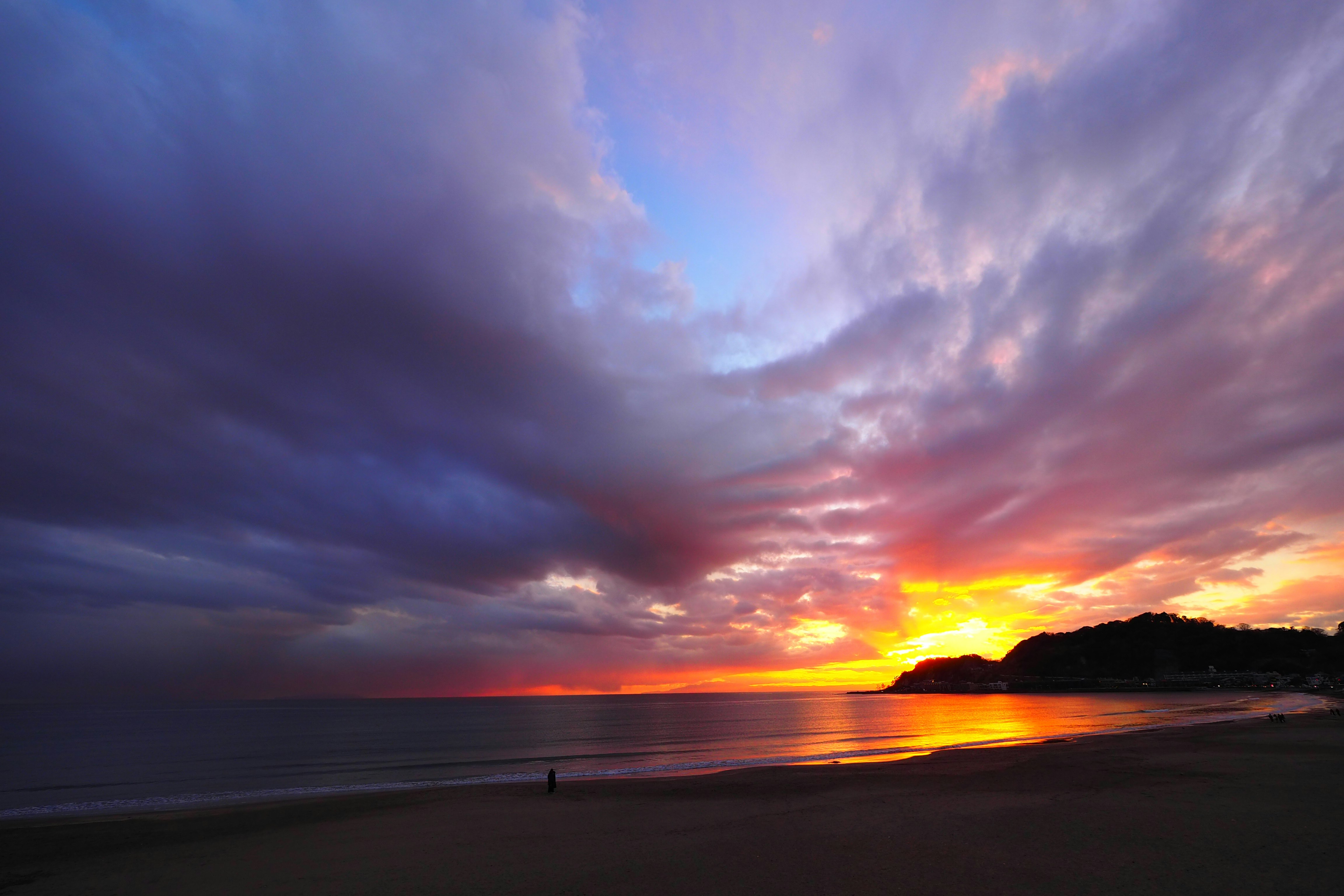 夕焼けの海辺と水平線の風景