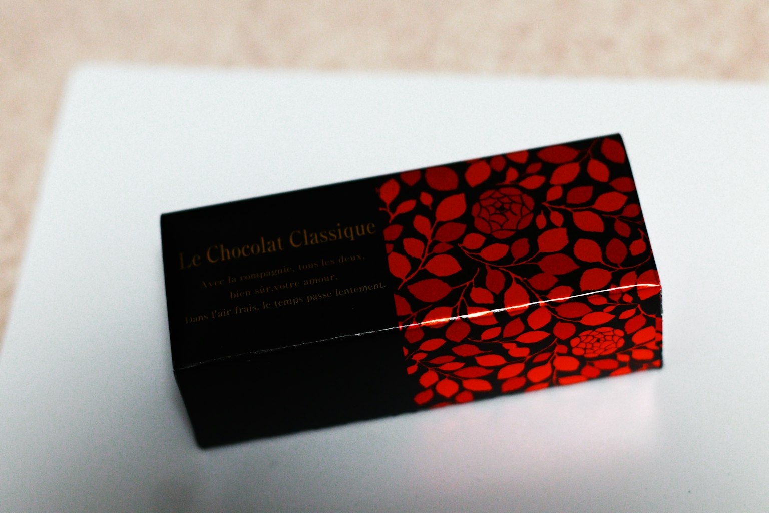 Boîte de cosmétique avec un design floral rouge