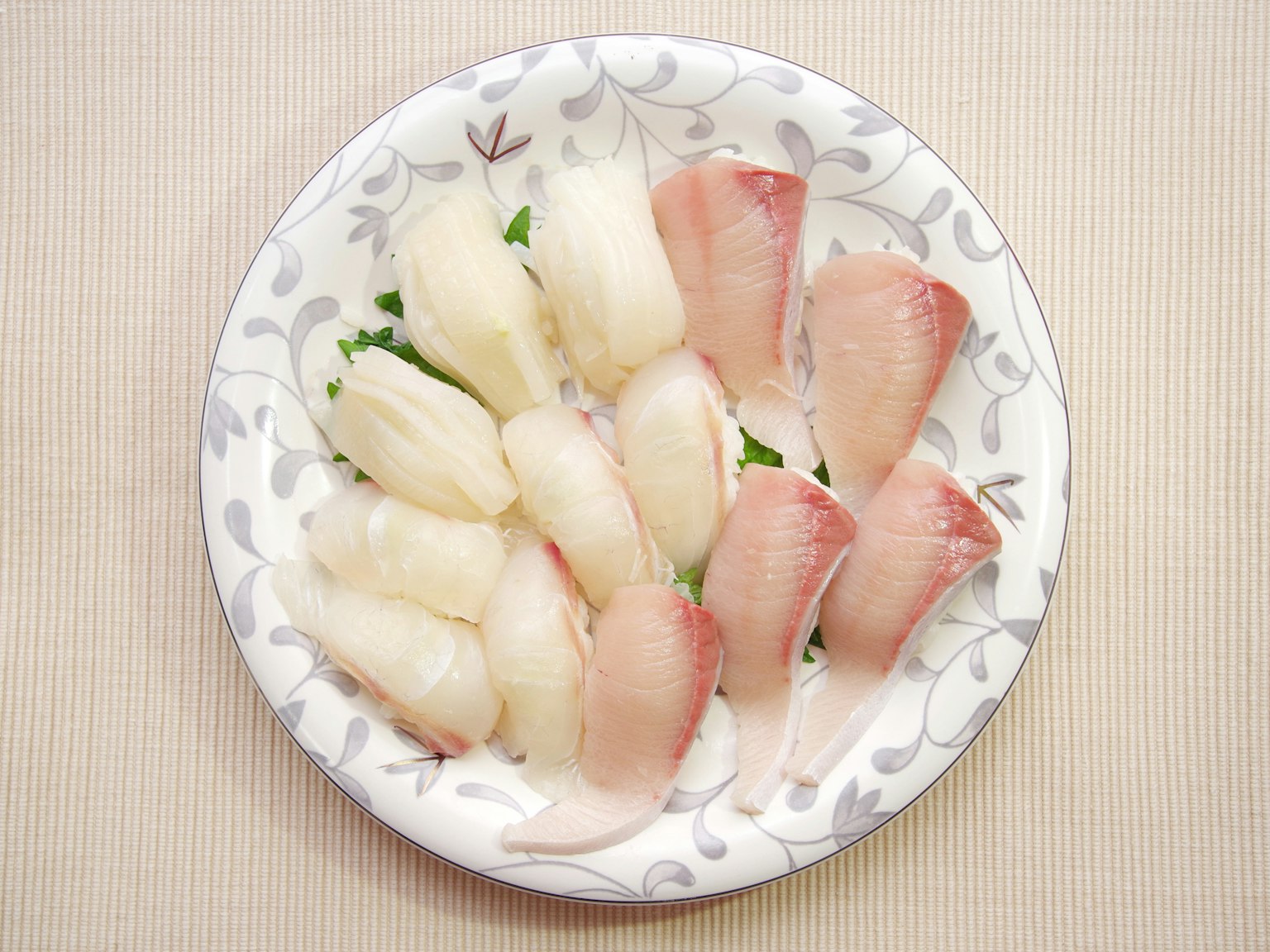 Piatto di sashimi disposto su un piatto bianco