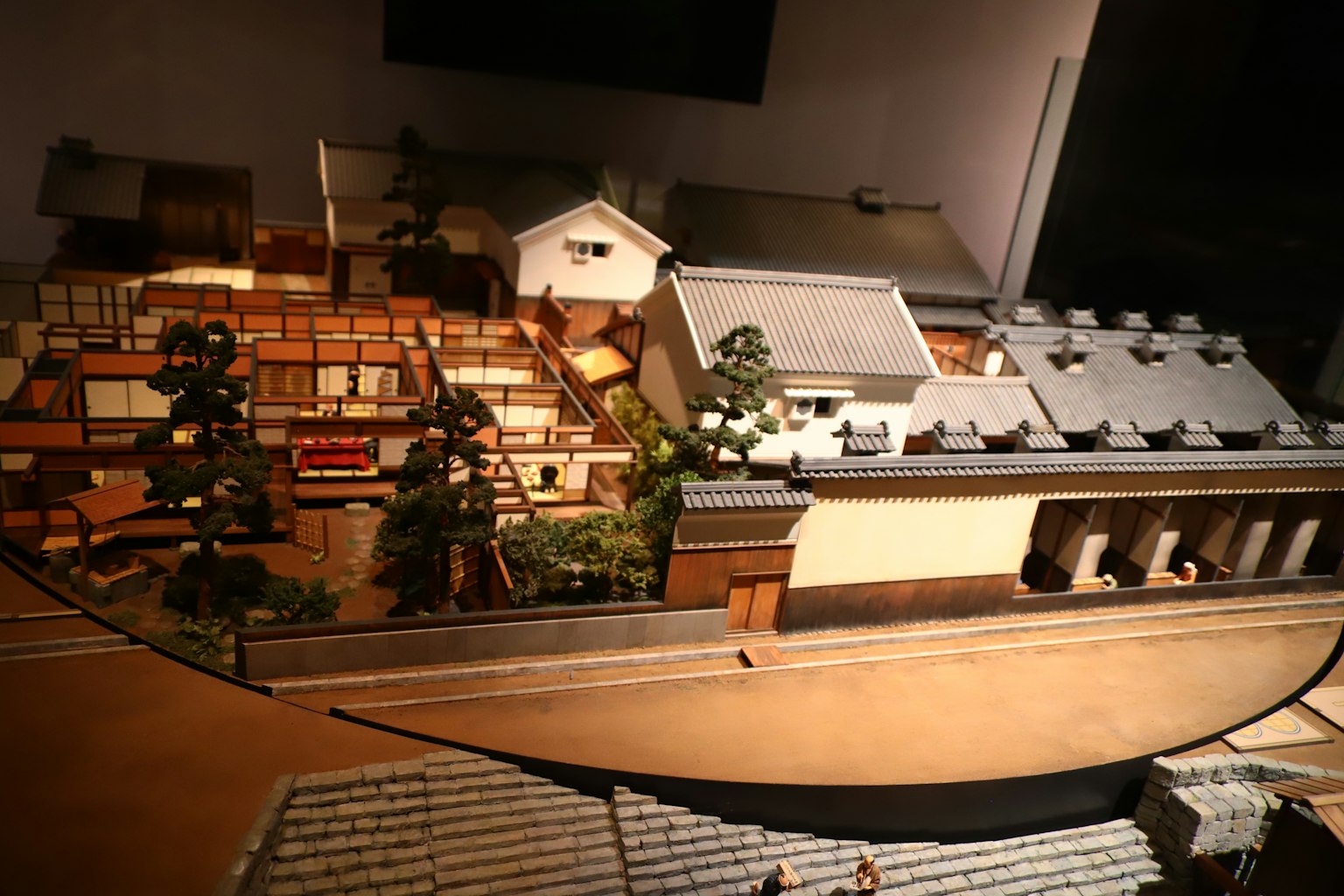 modelo detallado de un edificio japonés tradicional con jardines