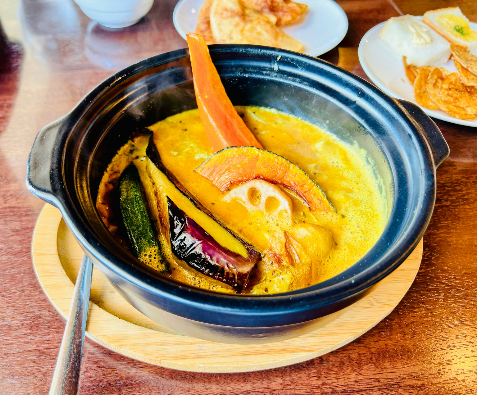 Hidangan hotpot berwarna-warni dengan sayuran dan ikan campuran