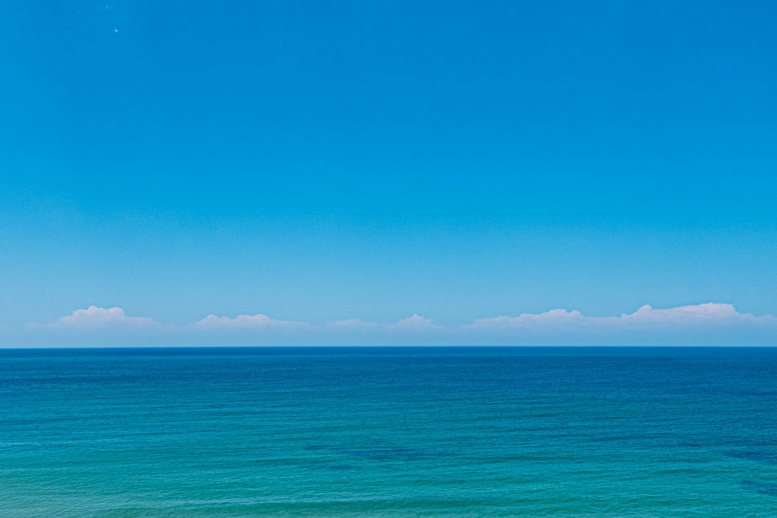 Paesaggio di cielo blu e mare calmo