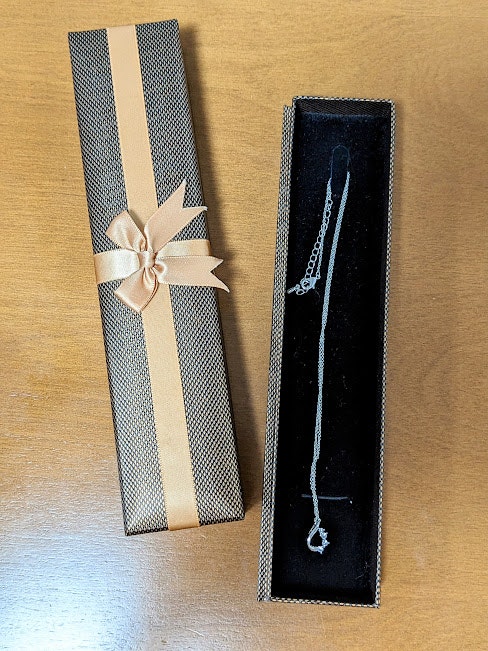 Kotak hadiah dengan pita dan kotak kalung
