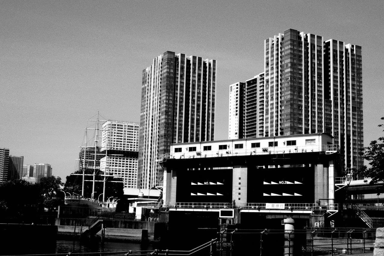 skyline urbano con grattacieli e un ponte
