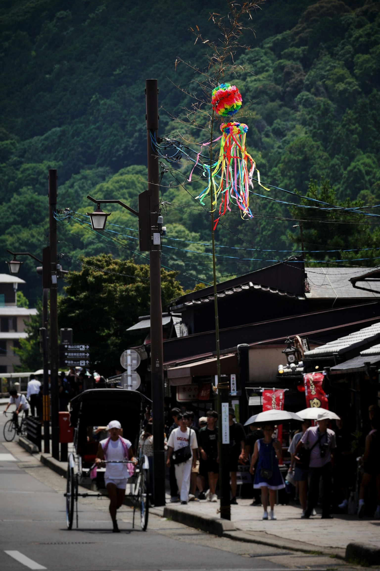 生動的街道場景，五彩繽紛的裝飾和行人