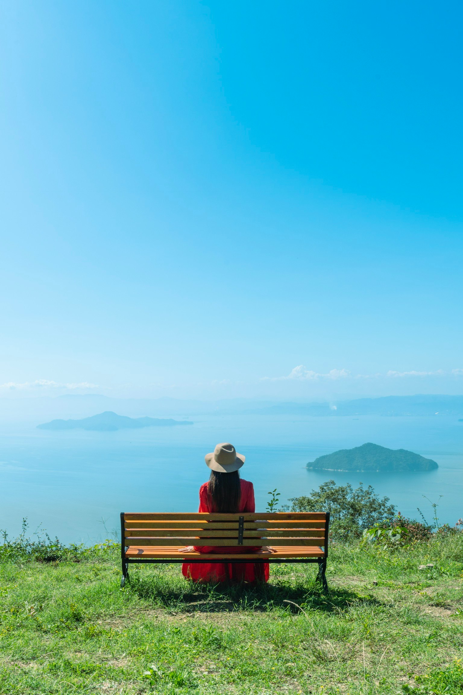 Laut biru Seto dan langit biru terlihat dari bukit reruntuhan benteng Mikoyama di Etajima