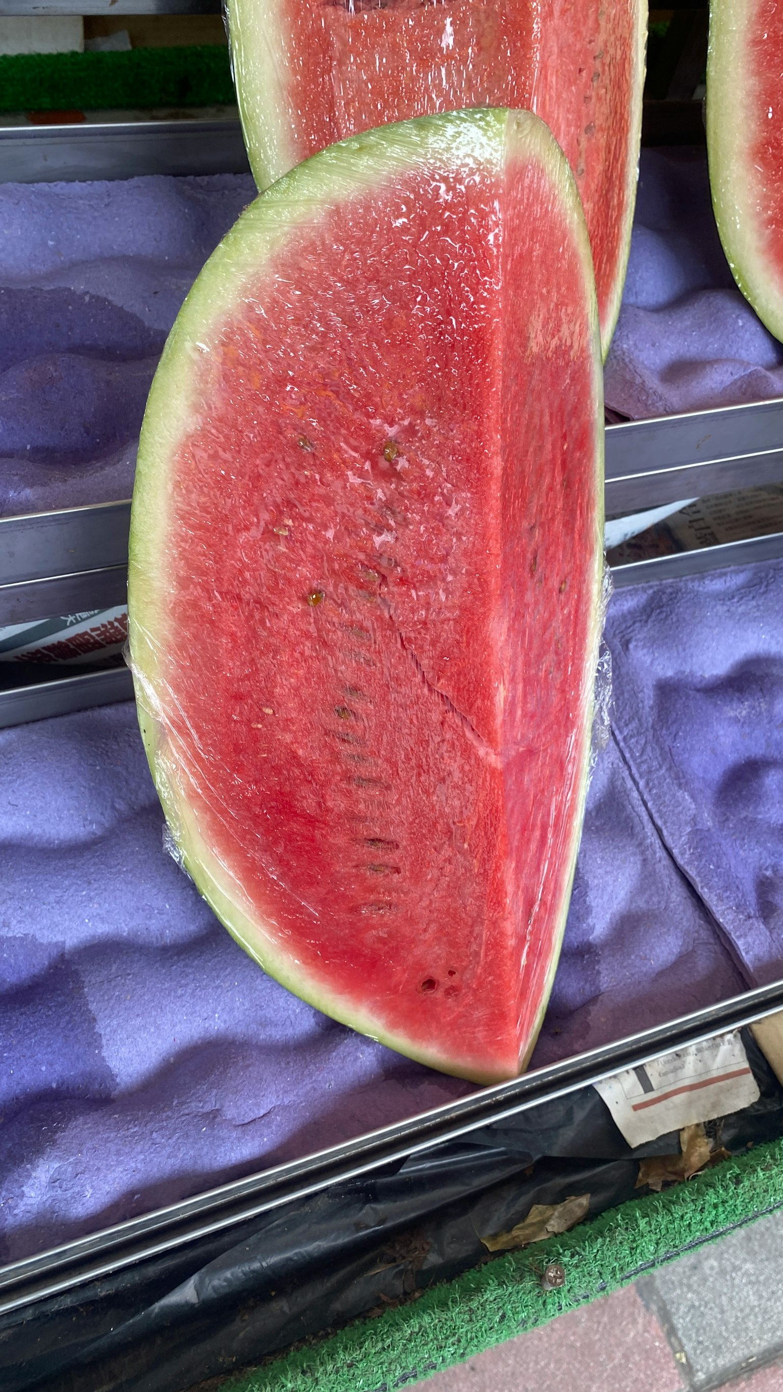 Halbe Wassermelone auf einem Markt ausgestellt