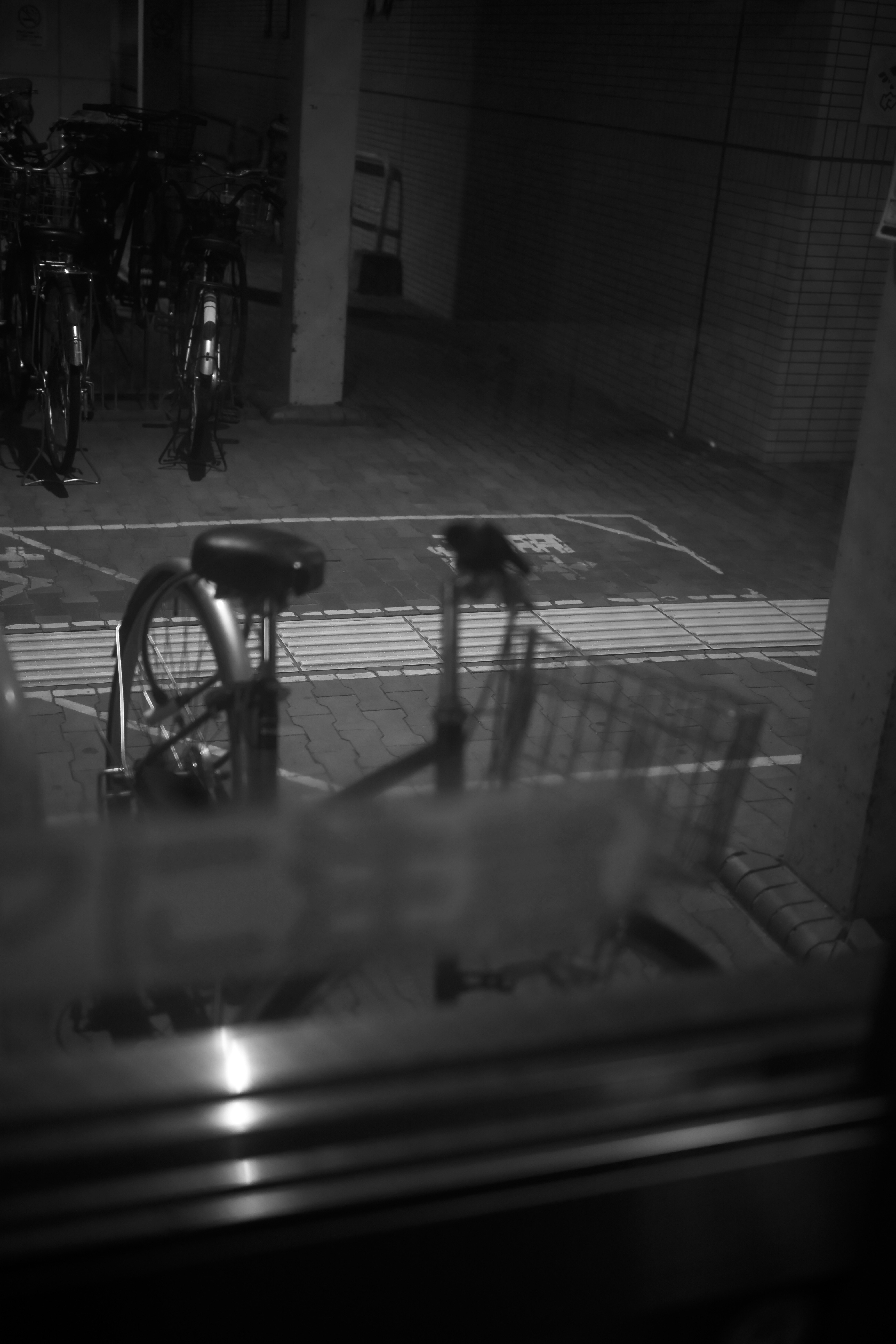 夜の屋外で自転車が並ぶ路地のような空間