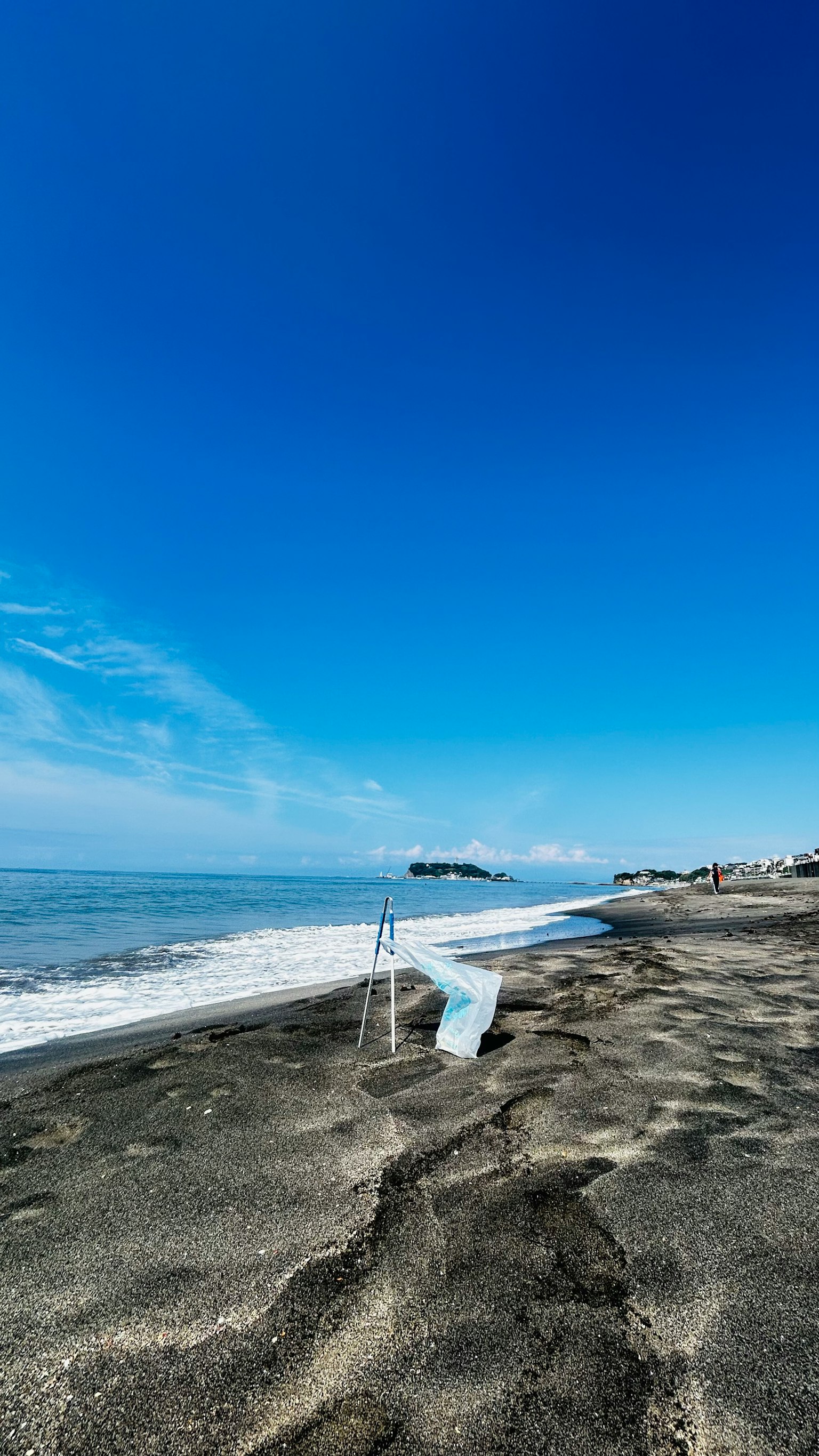 Scena di spiaggia con cielo blu chiaro e onde leggere