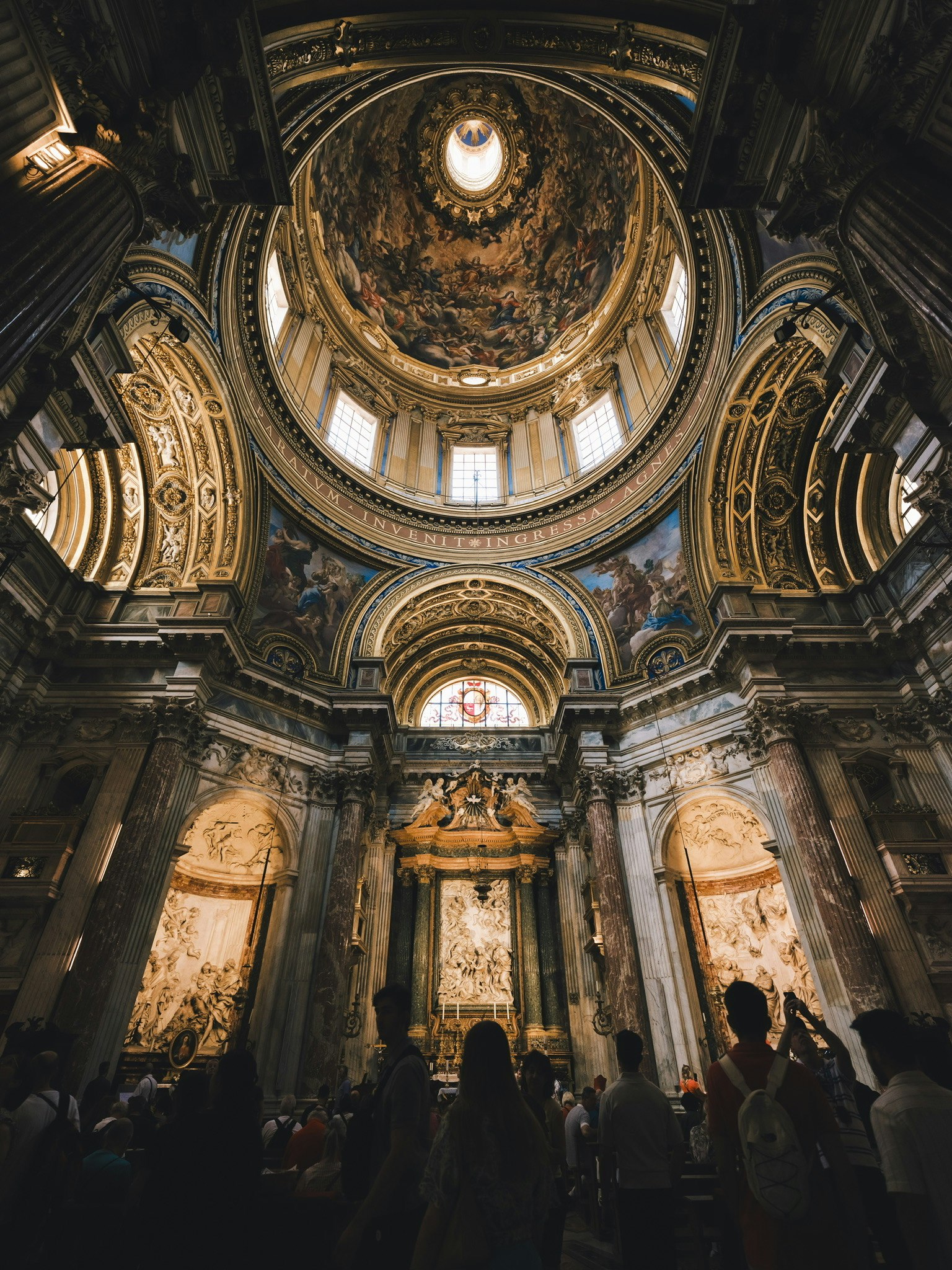 Chiesa del Santissimo Nome di Gesù all’Argentina教堂內部的宏偉穹頂與祭壇