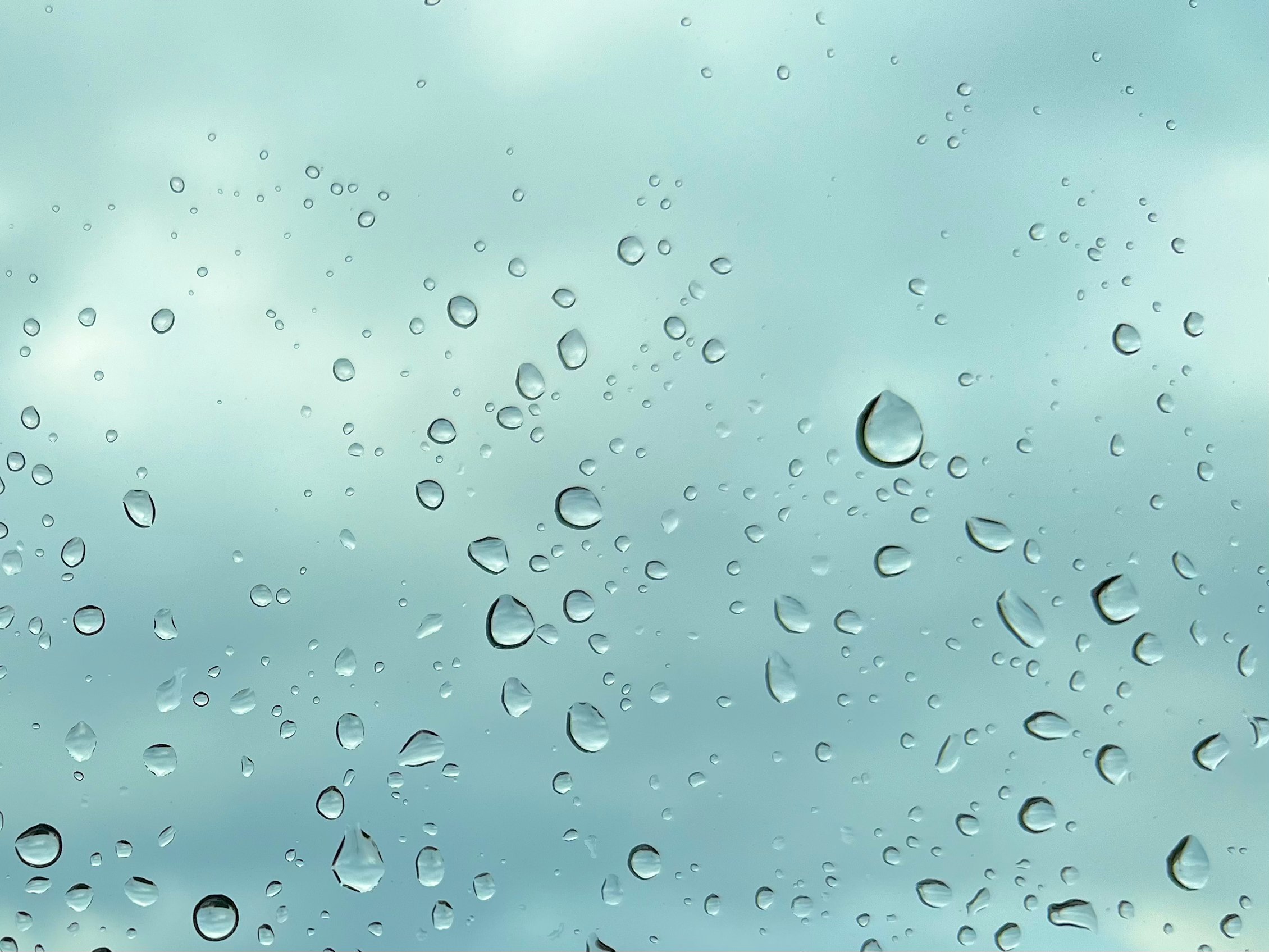 青空に浮かぶ雨粒のクローズアップ
