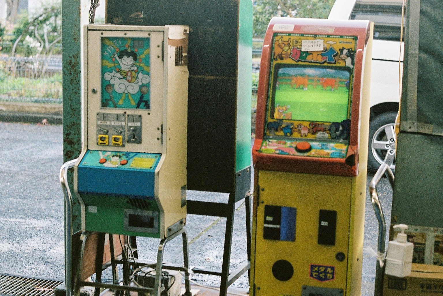 ตู้ขายสินค้าอัตโนมัติวินเทจสองตู้พร้อมฟีเจอร์เกมอาเขต