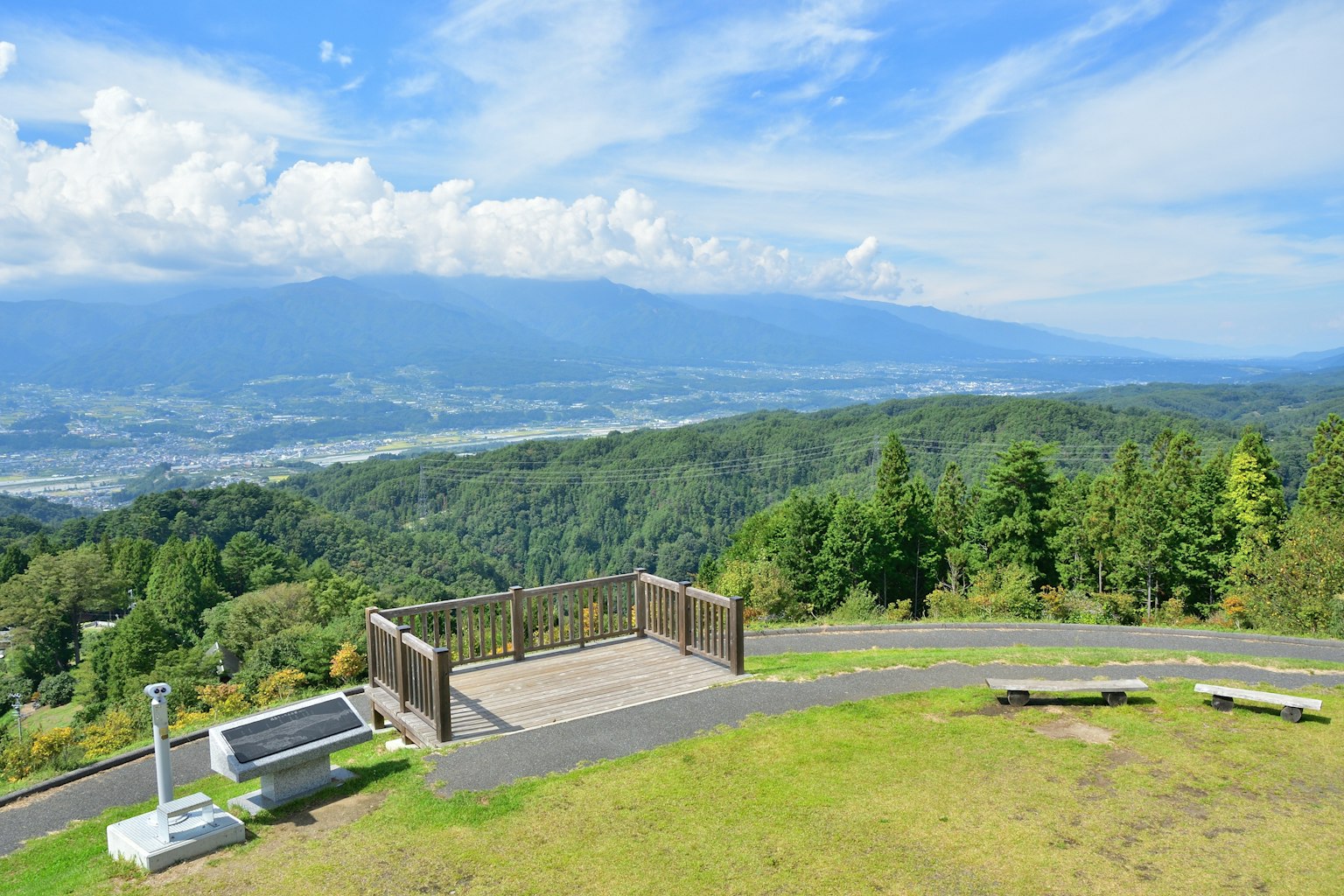 Pemandangan indah dari dek pengamatan gunung pohon hijau dan langit biru