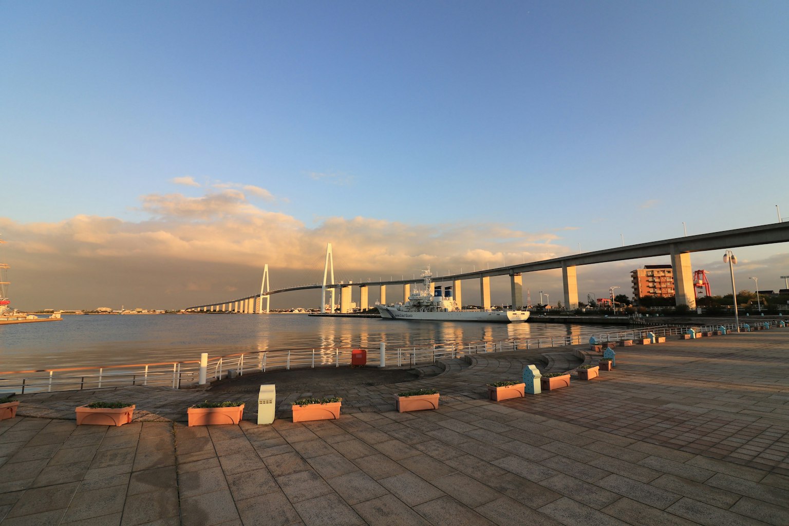 Vista panoramica di un ponte che si riflette sull'acqua al tramonto