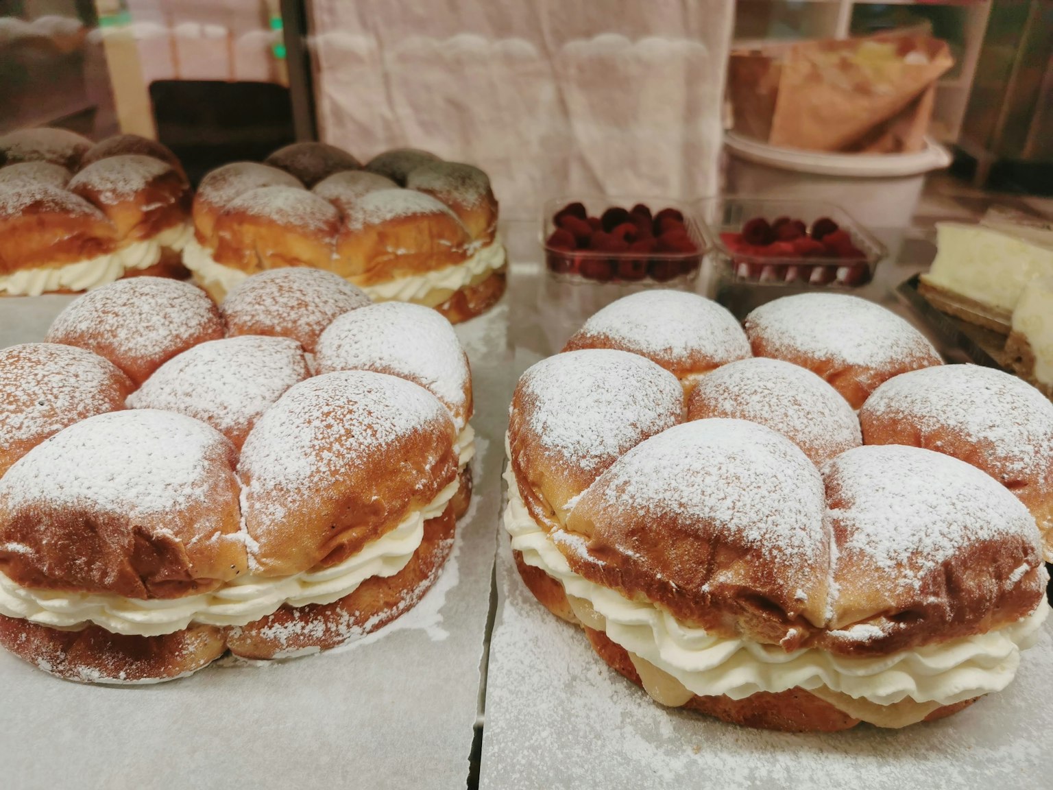 Ciambelle soffici con crema e zucchero a velo