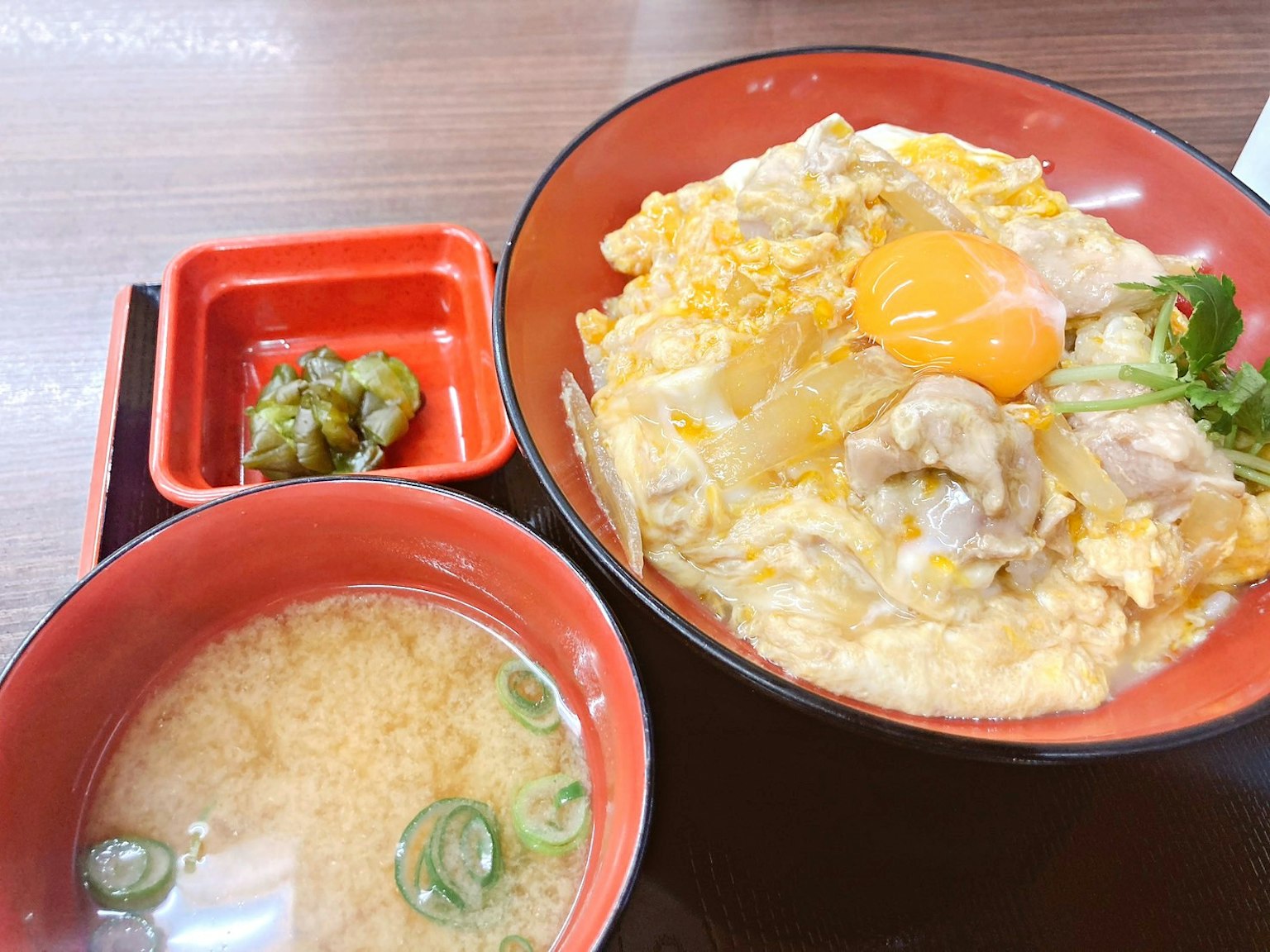 Oyakodon con sopa de miso que presenta pollo y huevo