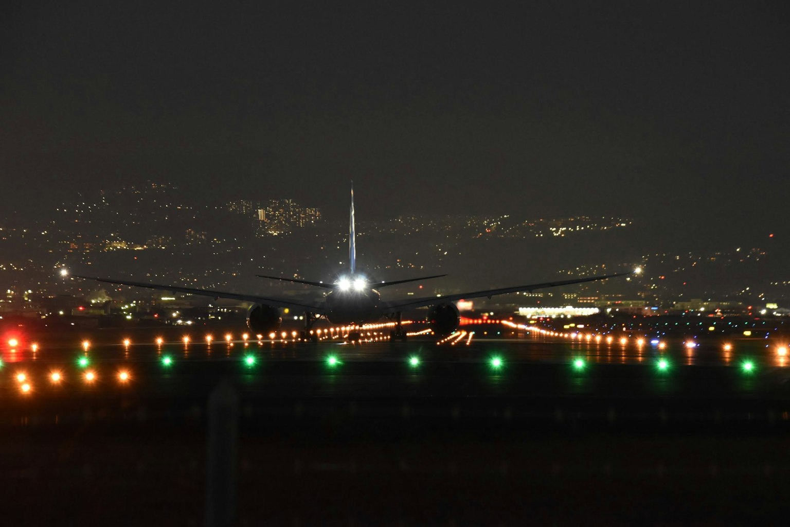 夜间机场场景，明亮的跑道灯和飞机轮廓