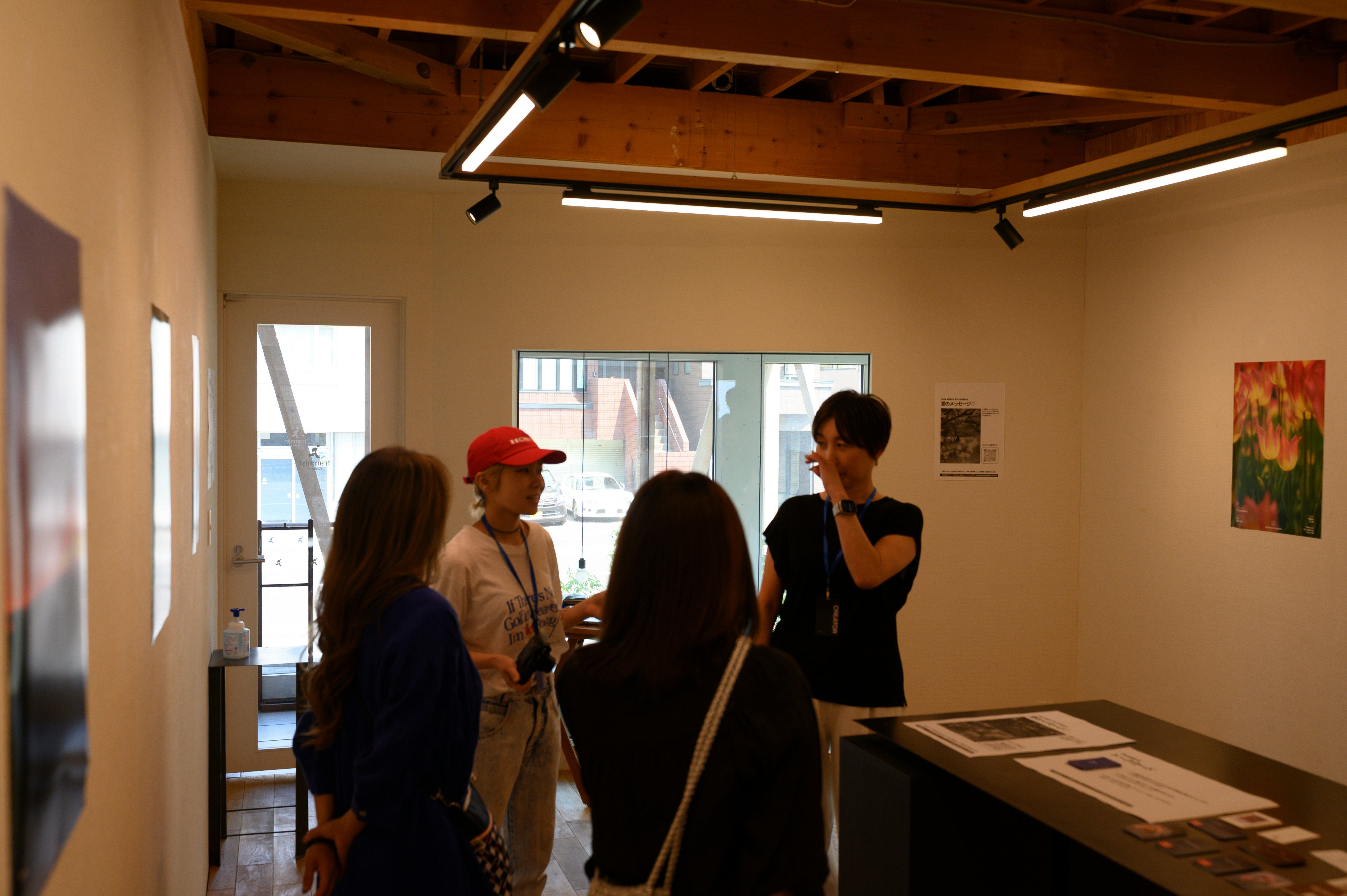 札幌展廳裡人們在觀看藝術作品