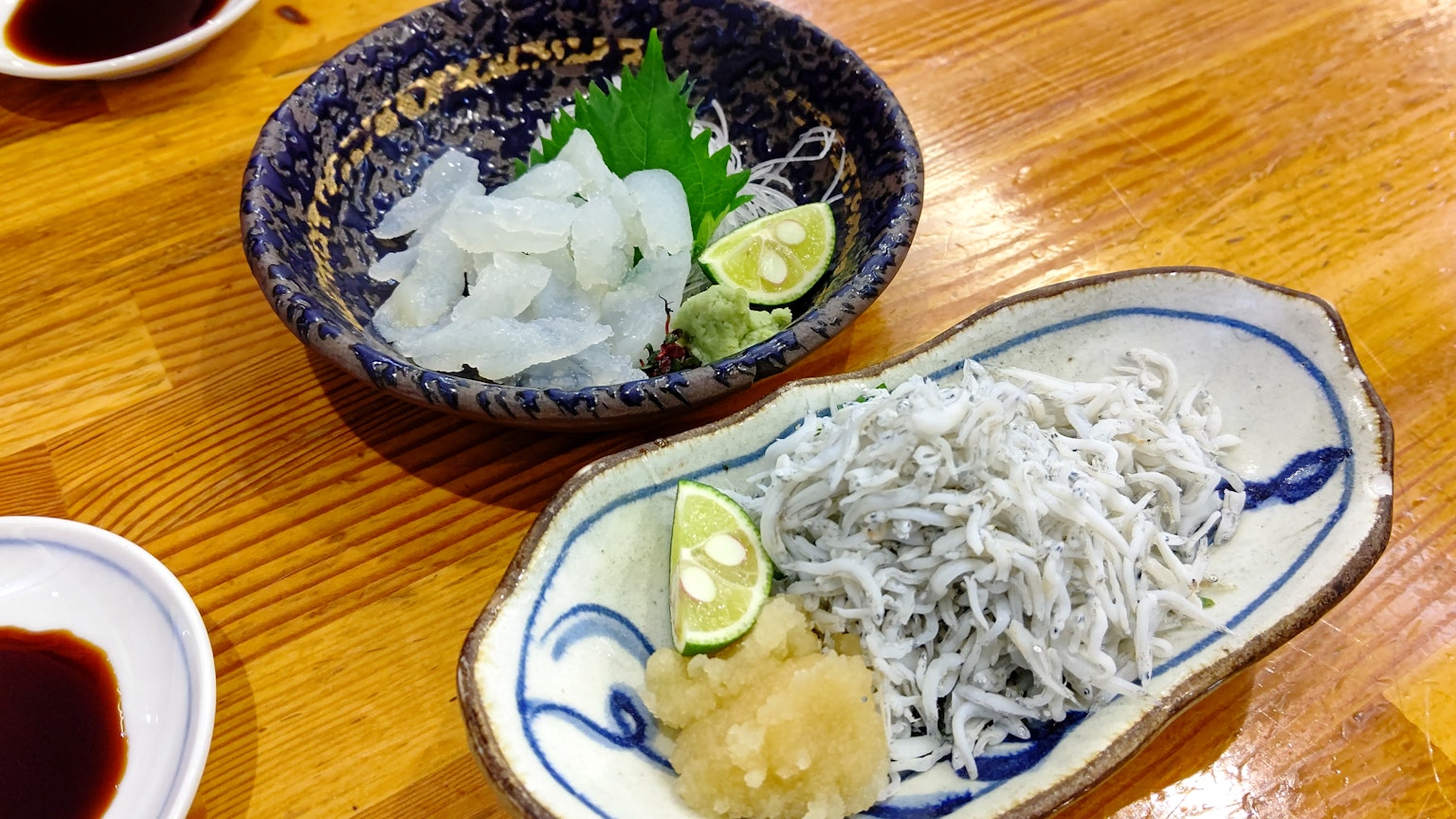 白魚の刺身と大根のサラダが盛り付けられた和食のプレート