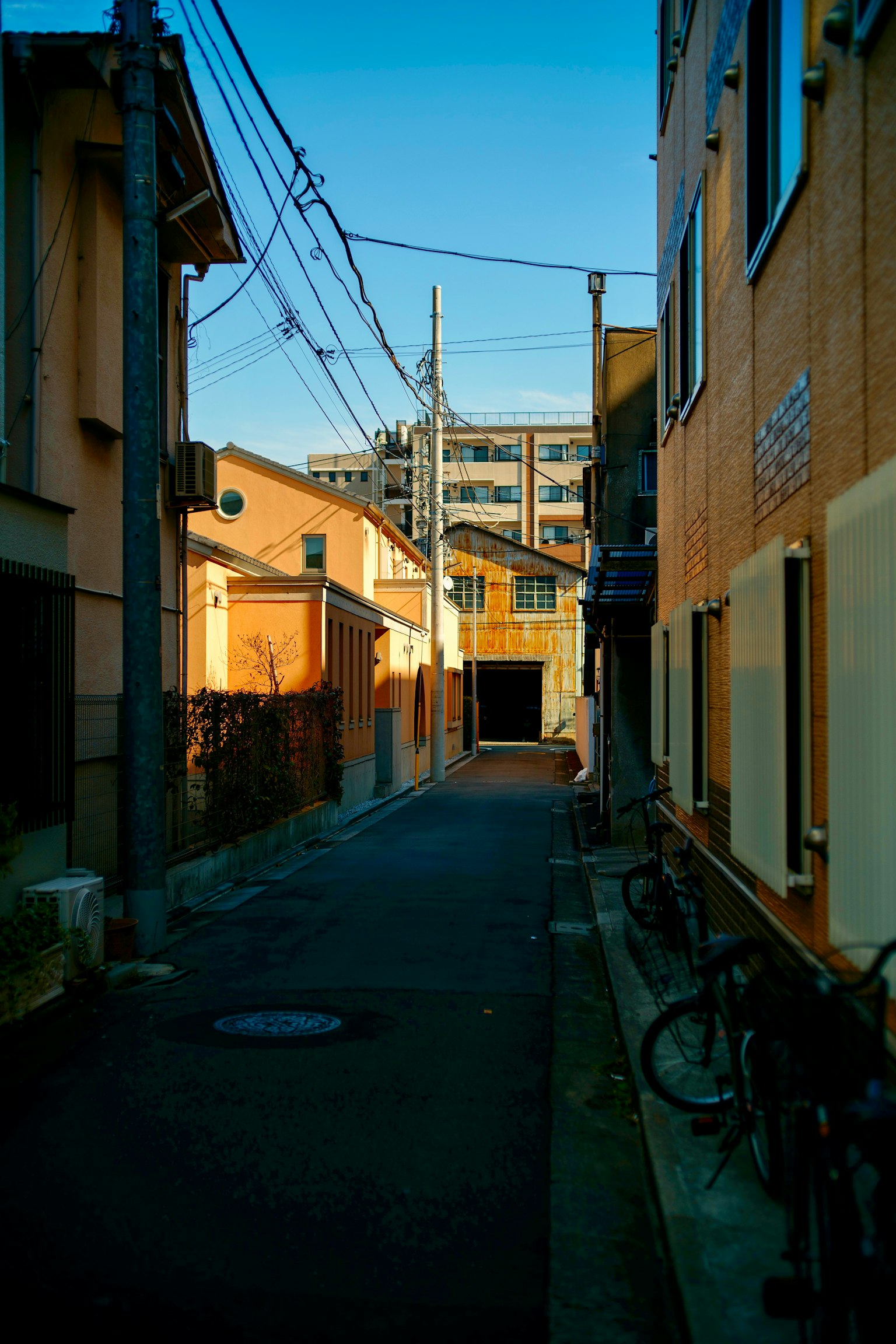 Schmale Gasse mit Gebäuden und blauem Himmel