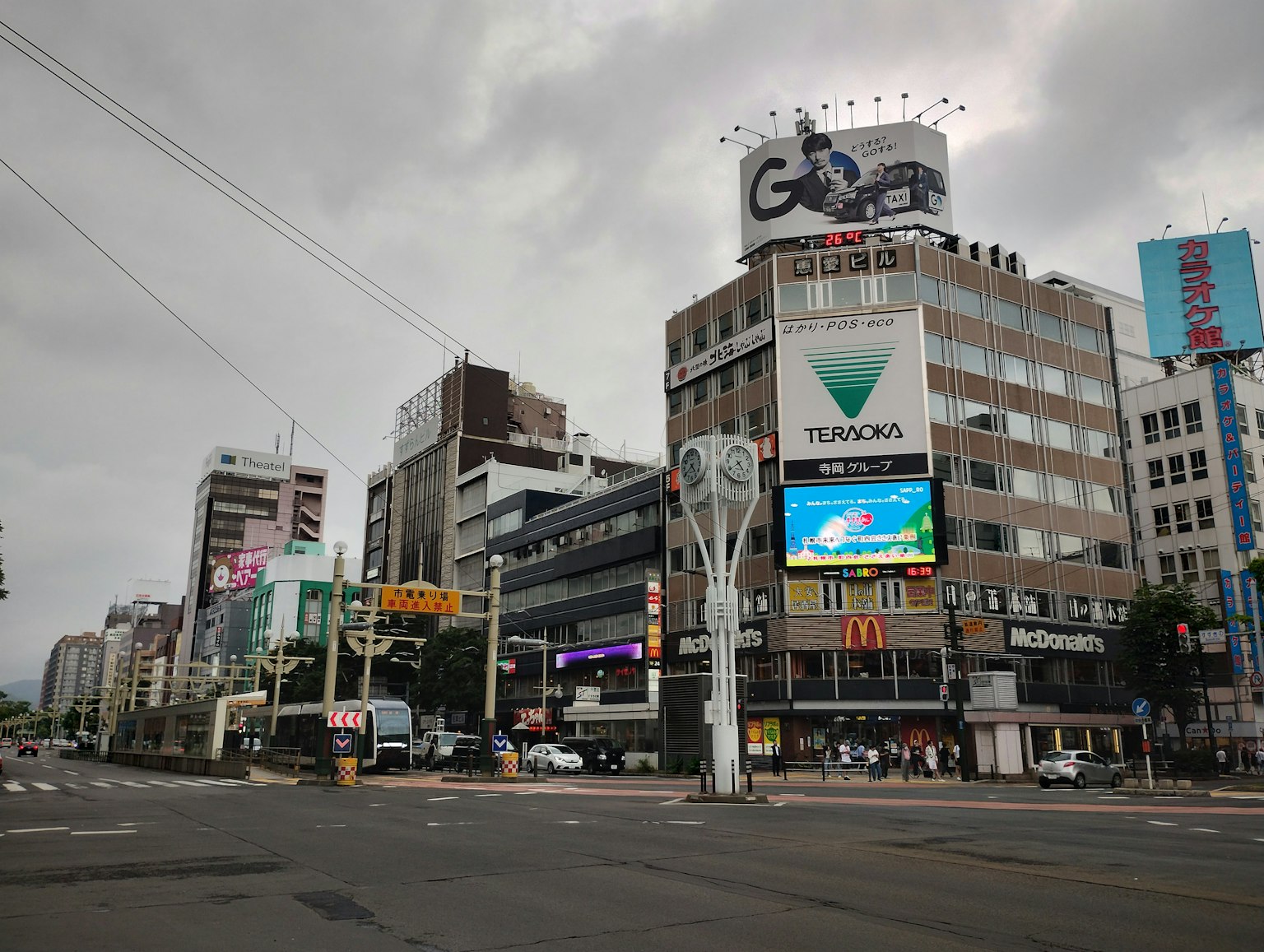 城市街道景觀，商業建築和數字廣告牌
