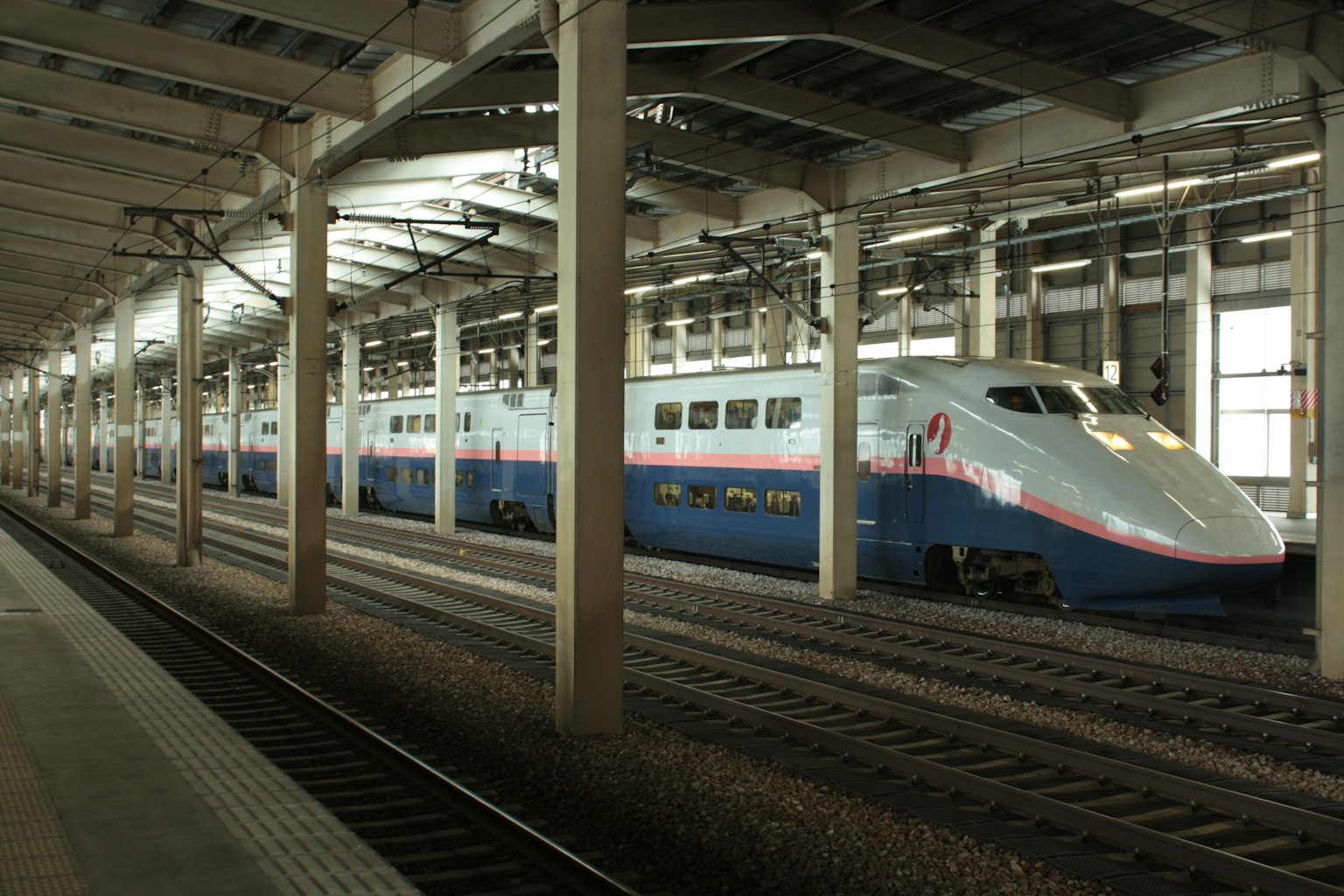 Shinkansen đỗ tại sân ga tàu hỏa