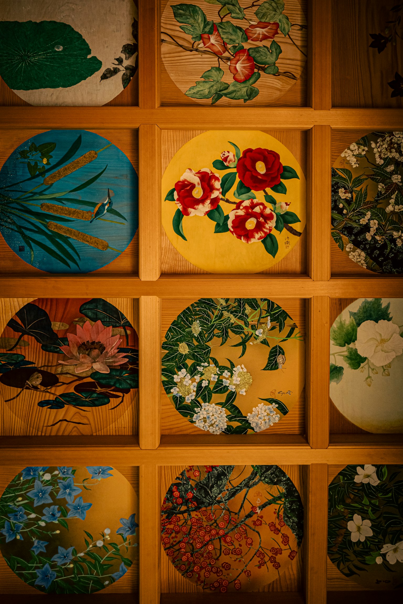 美丽的艺术作品，圆形瓷砖上绘有五颜六色的花卉图案，排列成网格