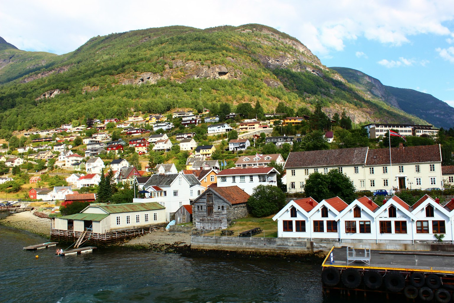 Malersicher Blick auf eine norwegische Küstenstadt umgeben von Bergen