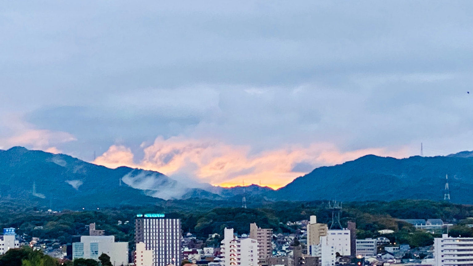 Vue panoramique des montagnes et de la ville au coucher du soleil