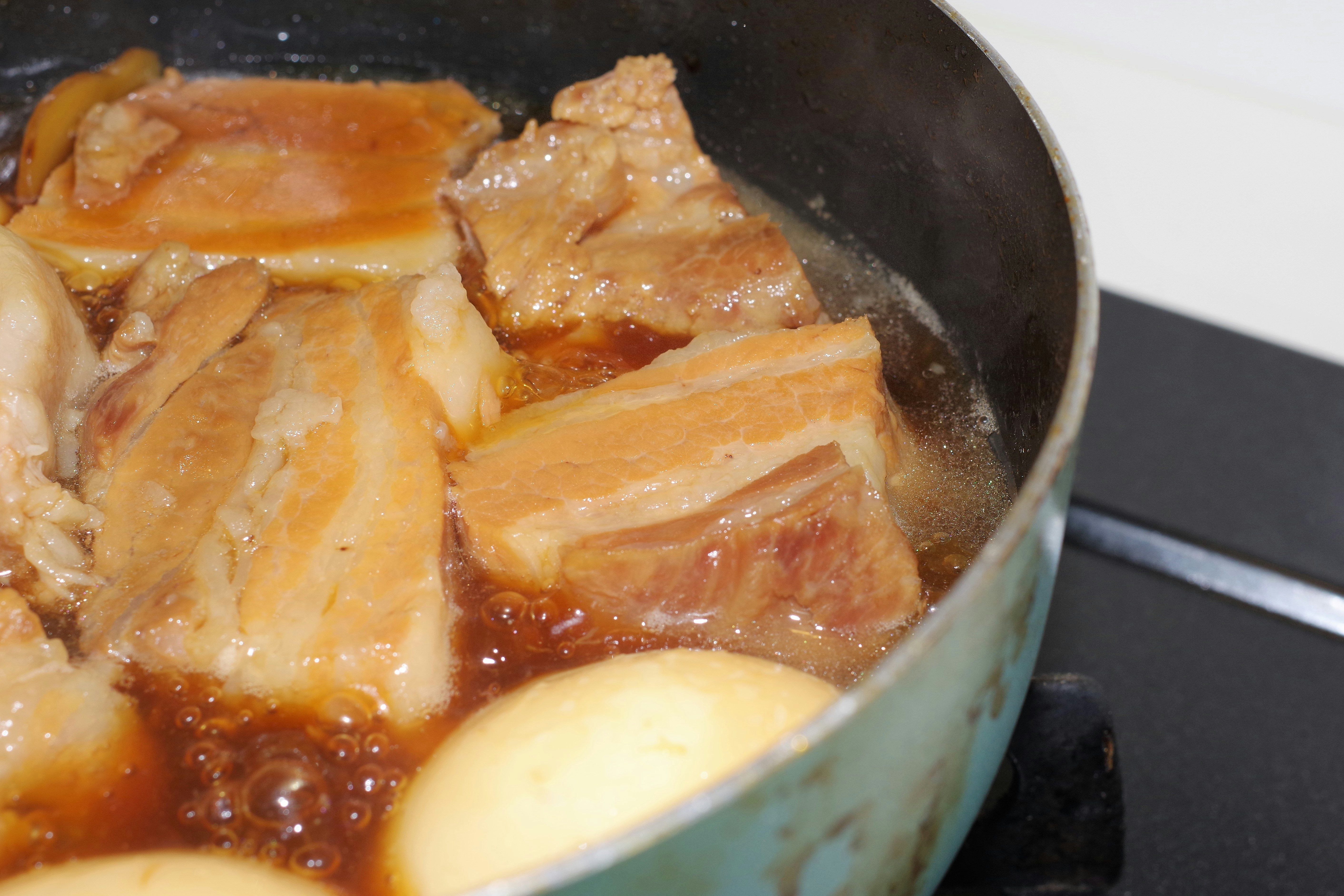 鍋で煮込む肉と野菜の煮込み