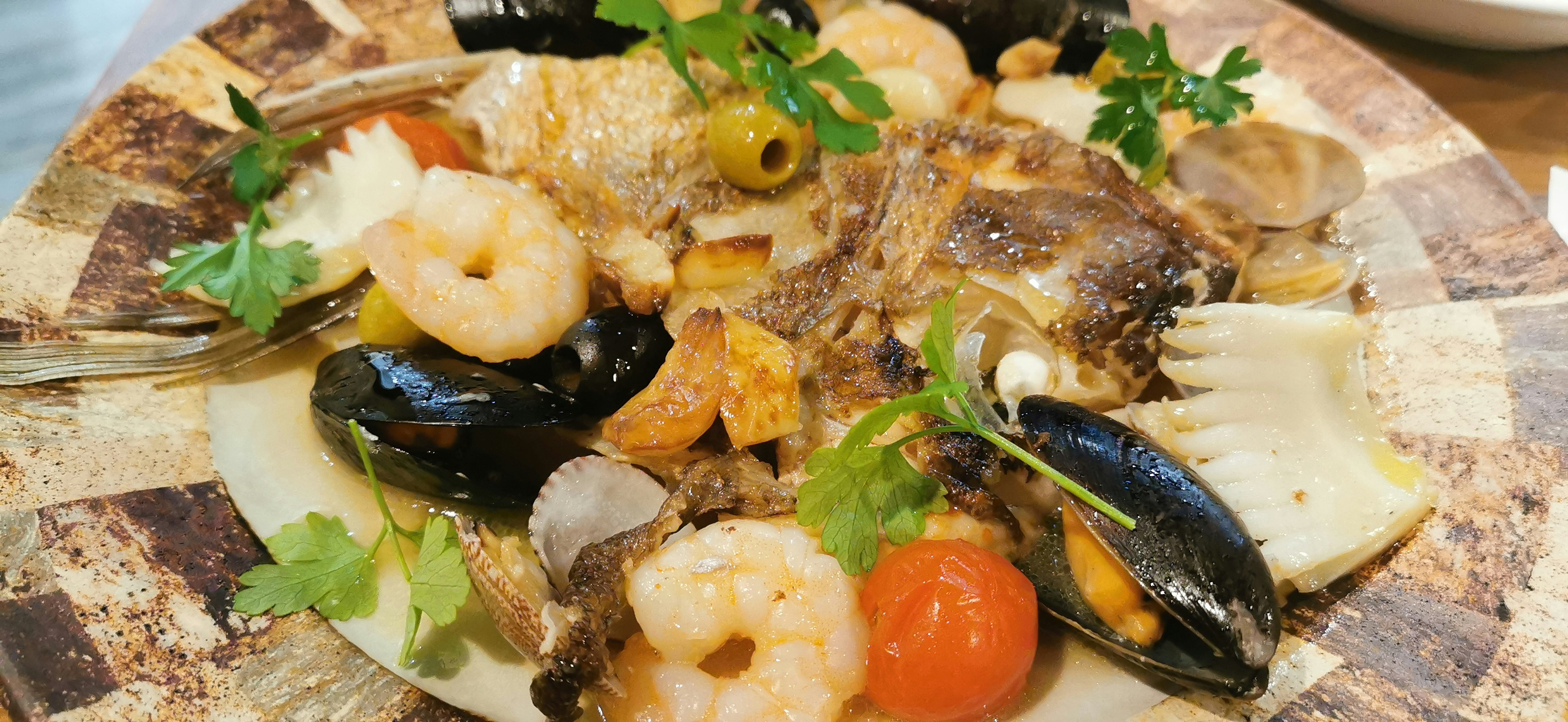 魚介のブイヤベース風シチューとパンの盛り合わせ