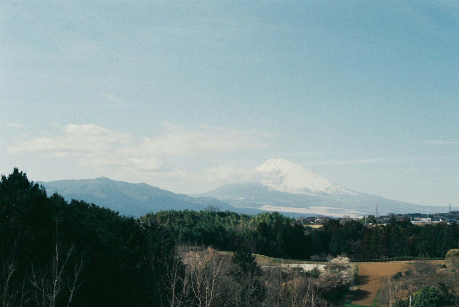 Paysage avec montagne enneigée sous un ciel bleu