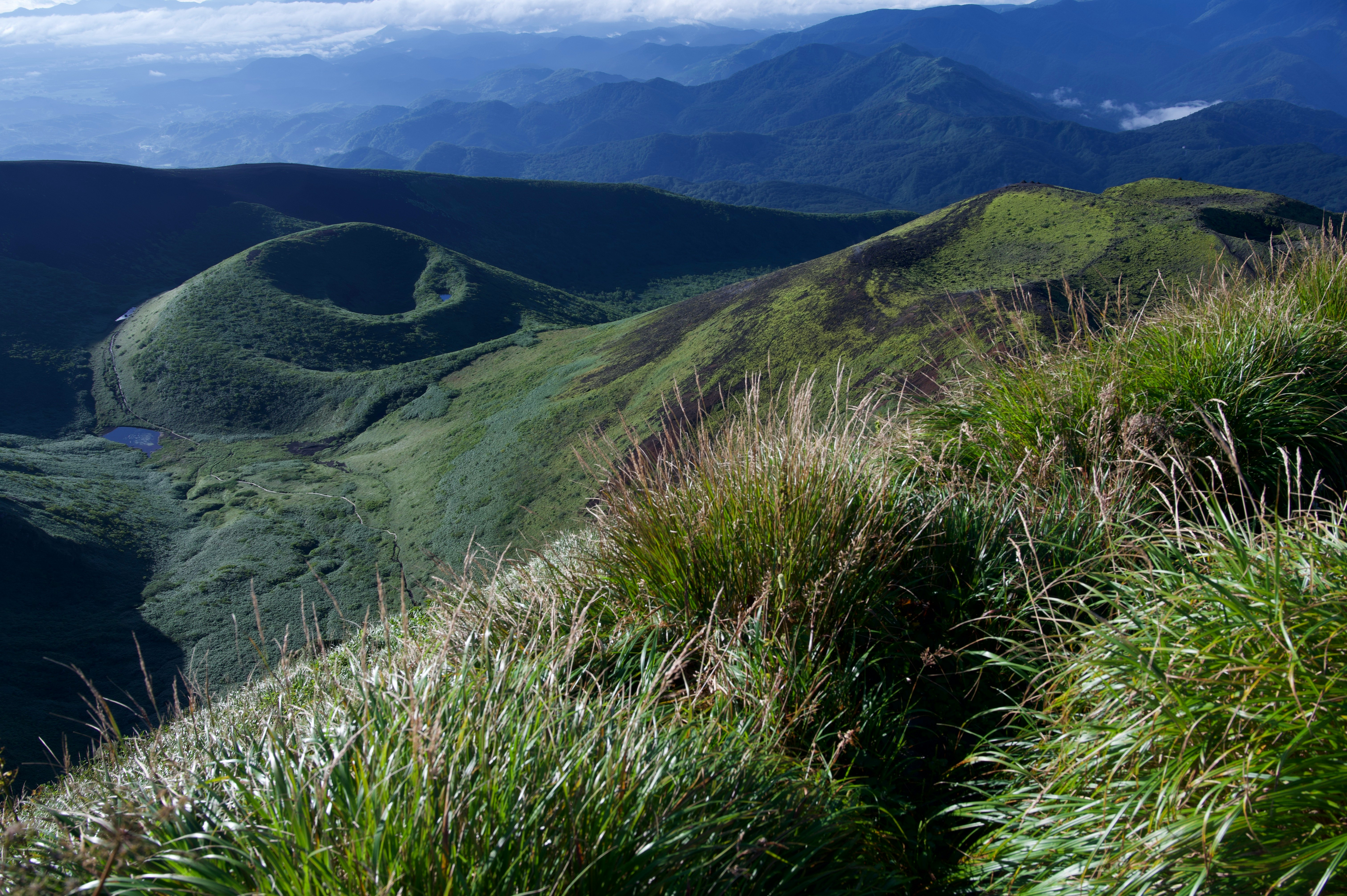 草坡山脊與山谷俯瞰的山景 image