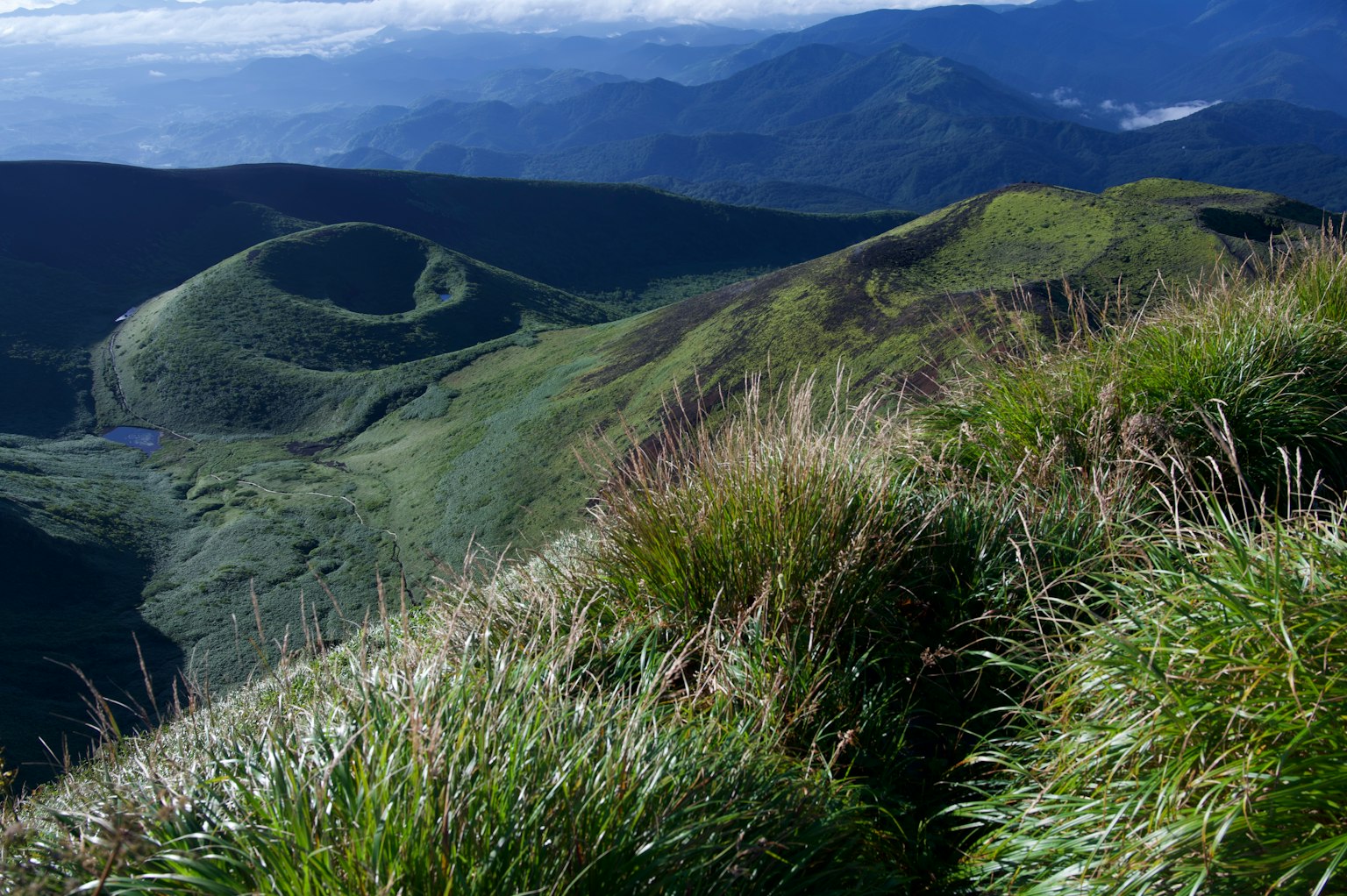Paesaggio montano con colline verdi e prati
