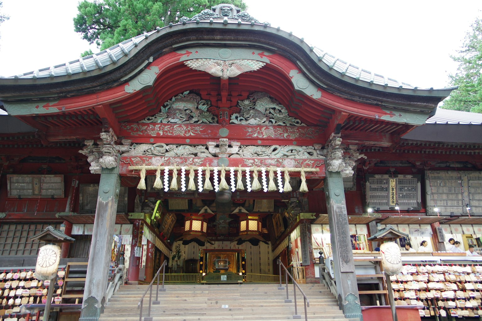 入口處的神社，紅色屋頂和樓梯上的裝飾雕刻