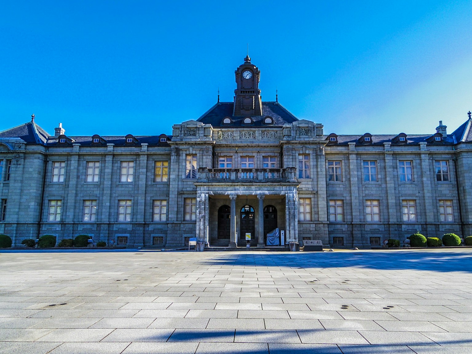 Vue de face d'un beau bâtiment avec une tour de l'horloge et une façade décorative