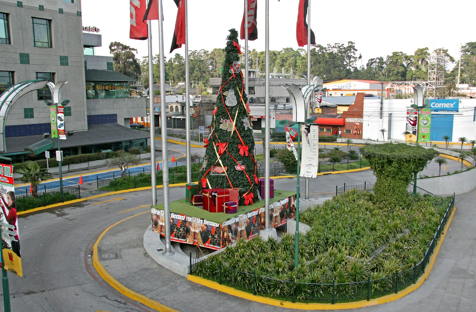 Un árbol de Navidad decorado en una rotonda