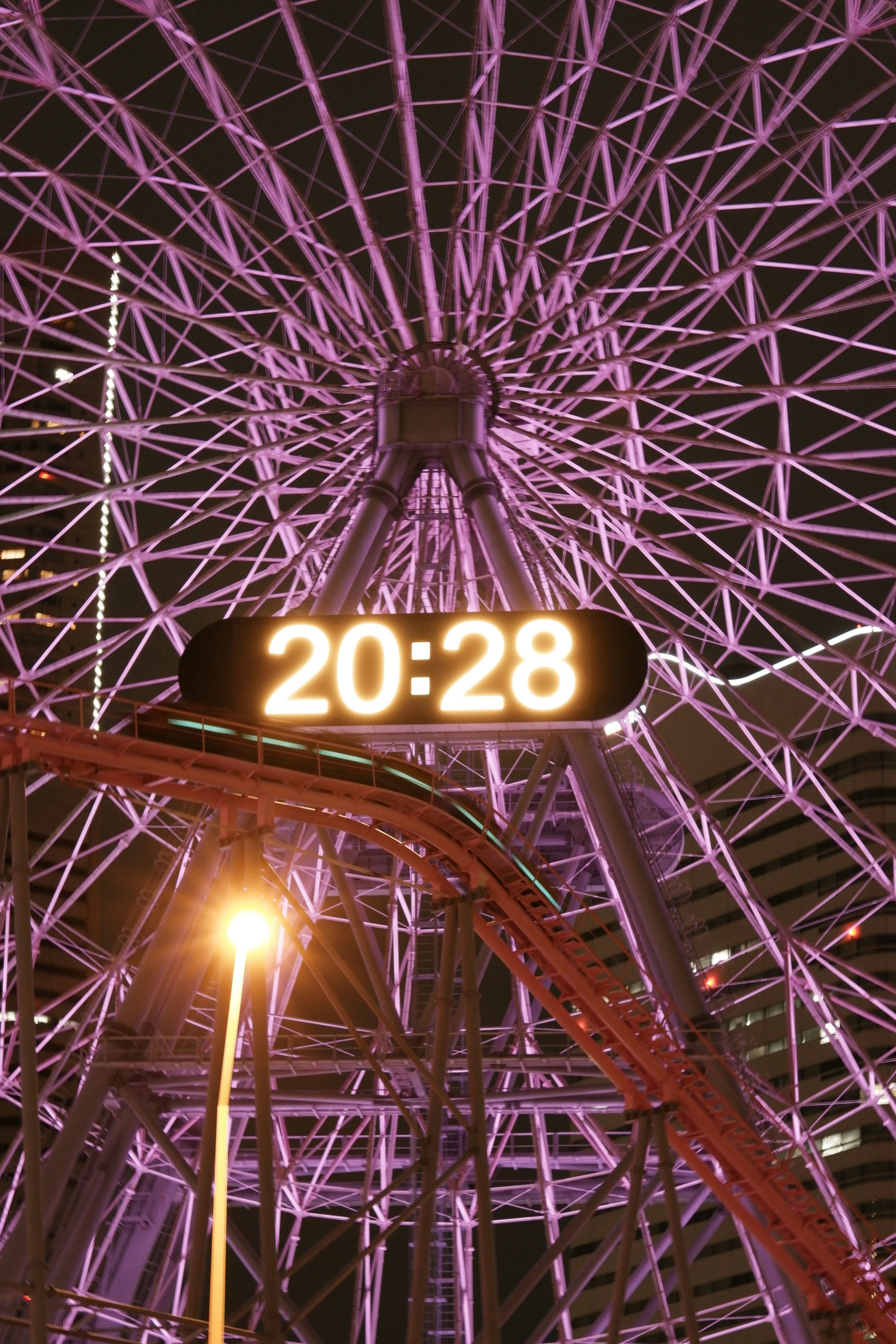 ドーム状の格子構造と20:28のデジタル表示がある夜の展望空間