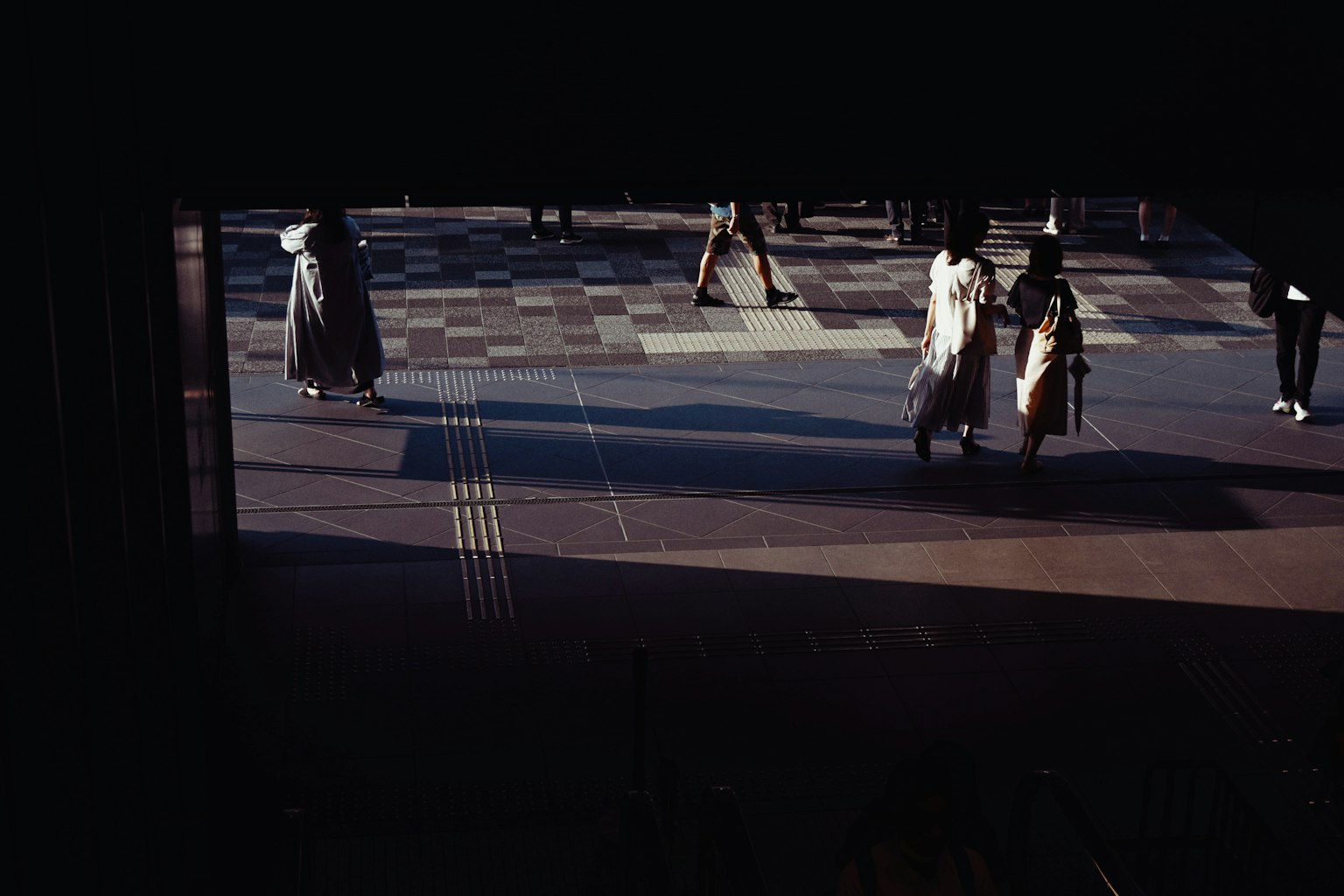 ฉากเมืองที่มีผู้คนเดินอยู่เงาและความเปรียบต่างของแสง