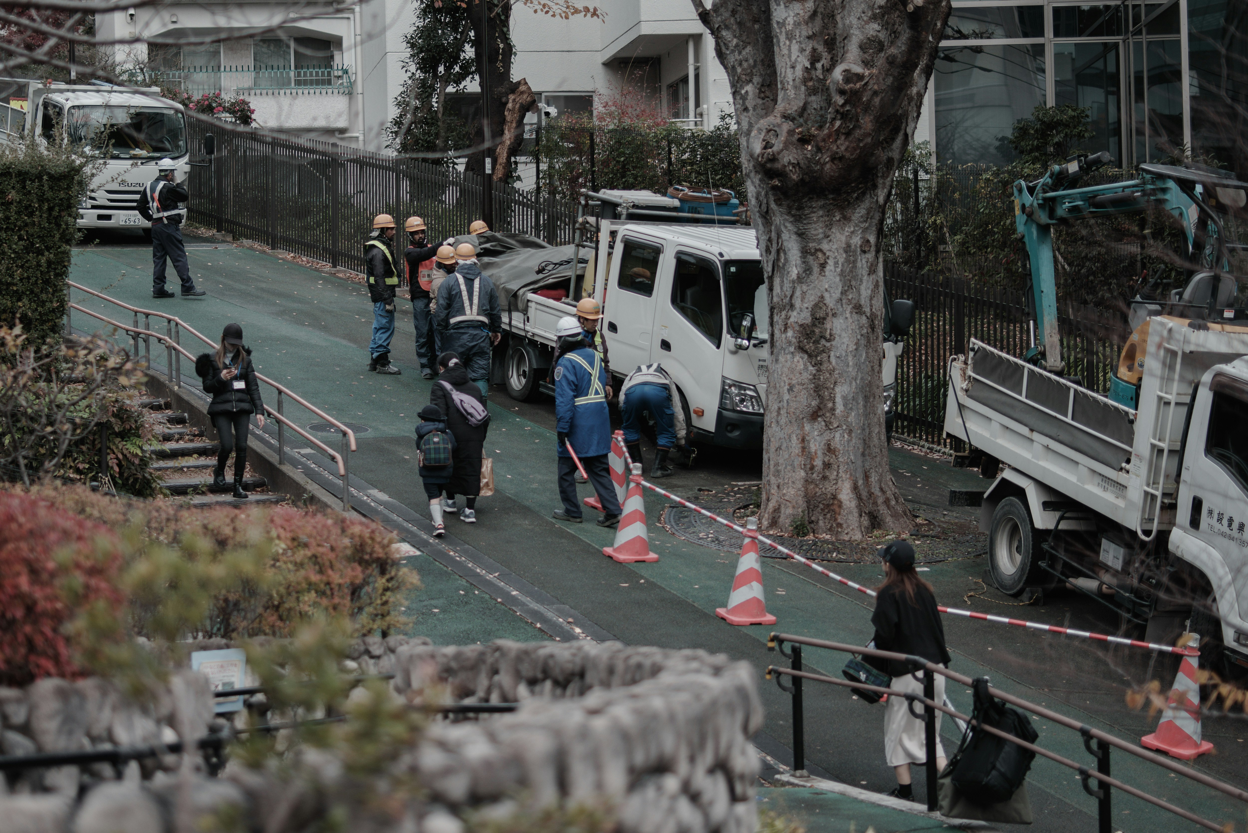 道路工事中の街路と作業員、車両のある風景
