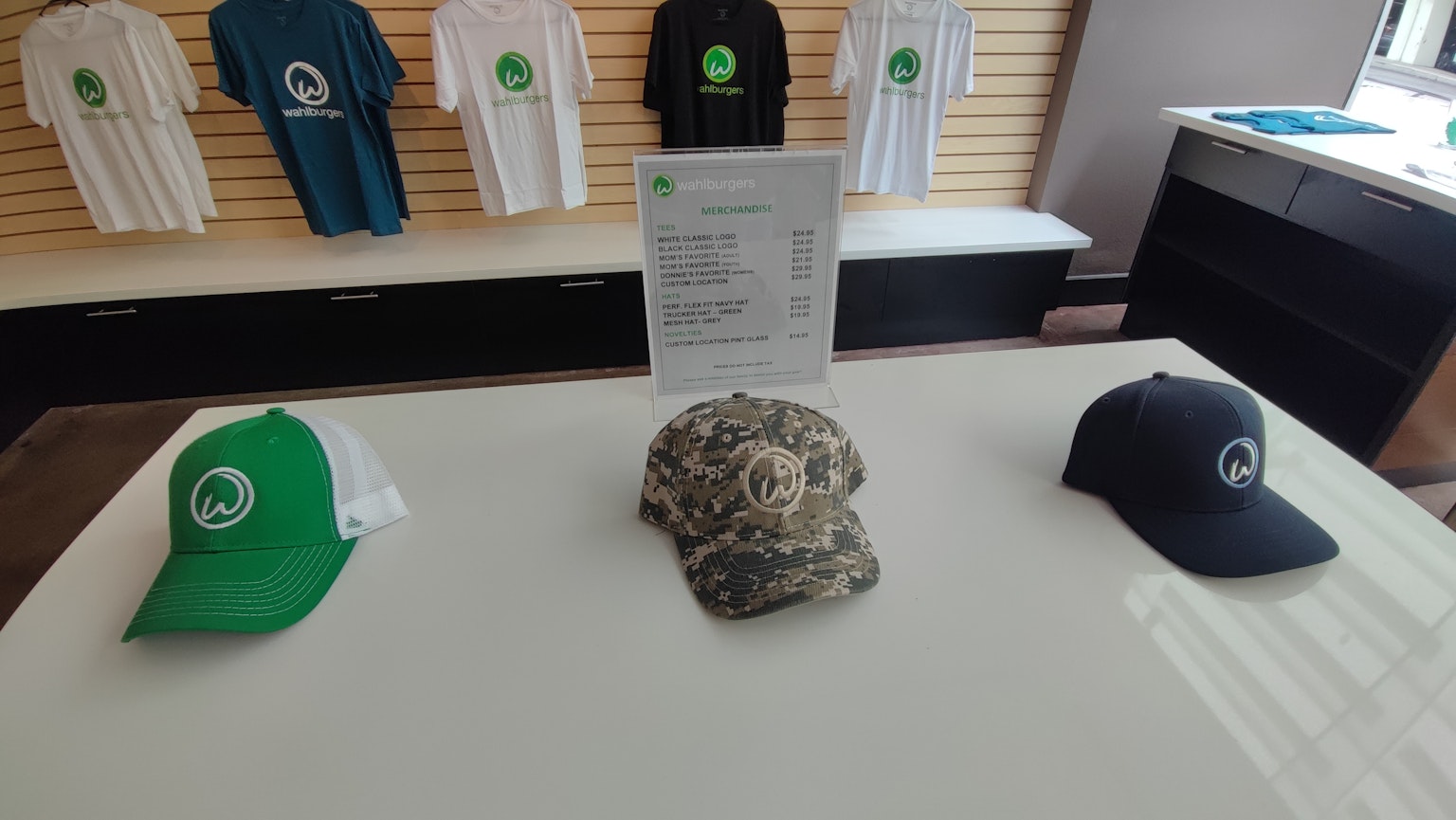 Esposizione di cappelli e magliette in un ambiente commerciale