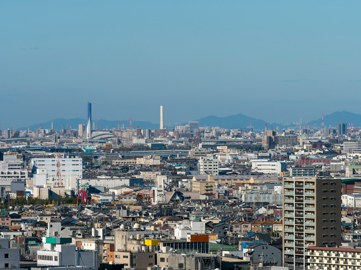 Extensa vista de la ciudad bajo un cielo azul claro con edificios altos